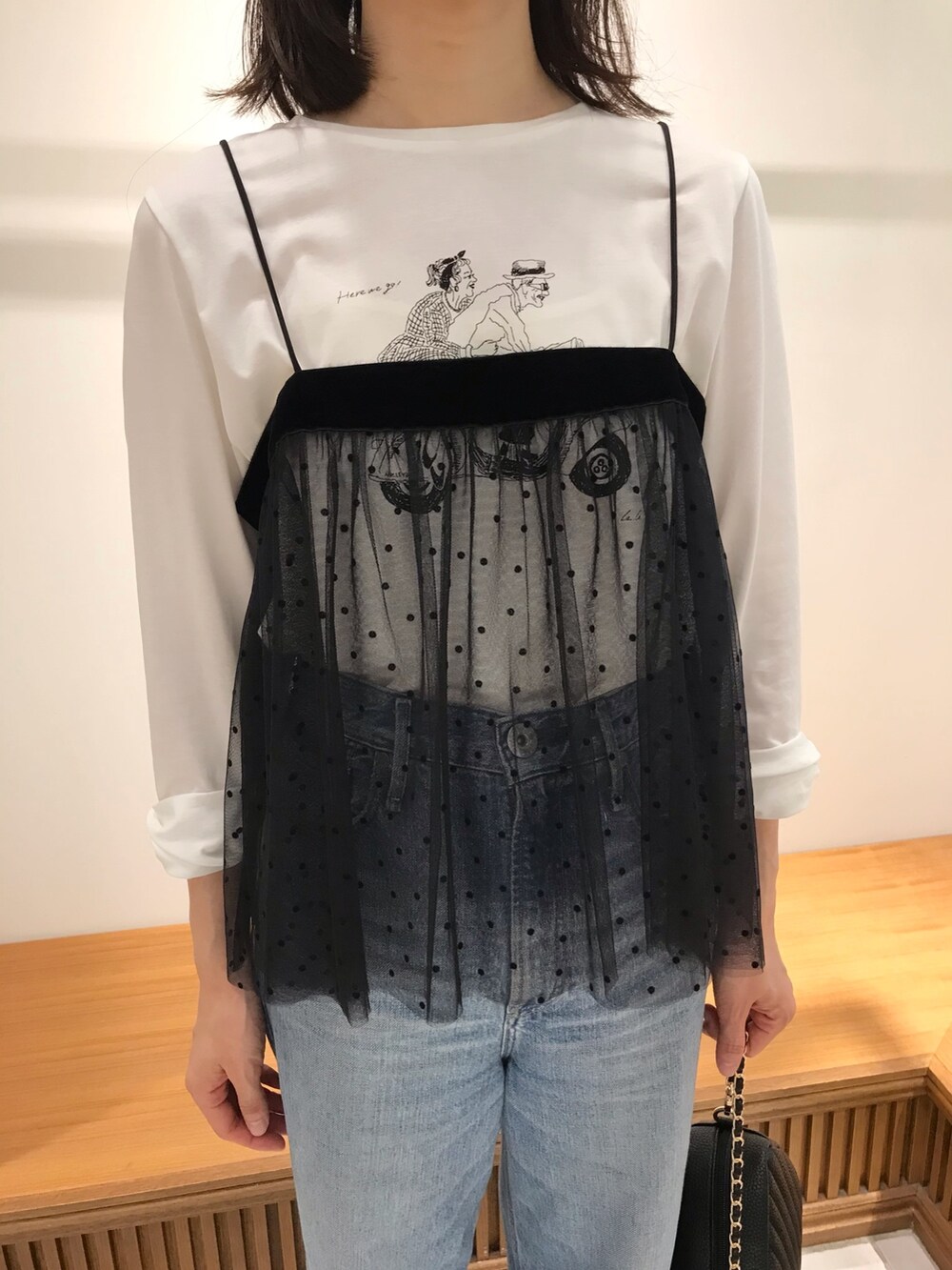 ブラック系のシャツ/ブラウス、ホワイト系のTシャツ/カットソー、ブラック系のショルダーバッグを着用したレディースの秋コーディネートの3枚目の写真