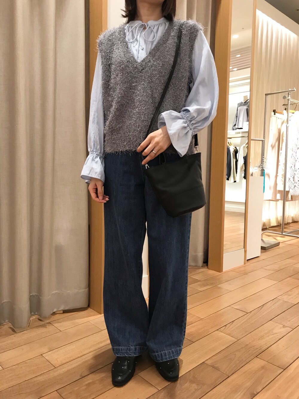 「デニム、シャツスタイル、ローファー、ショルダーバッグ、レザー、お出かけコーデ、秋コーデ、オトナカジュアル、大人かわいい、大人女子、おでかけコーデ、秋冬コーデ、ブルー、デニムコーデ、秋のコーデ」｜「fredy emueのシルキーレーヨン前開きギャザーブラウス（シャツ/ブラウス、ブルー系）」を使った、Wajikiさん（レディース・157cm）の秋コーディネートの4枚目の写真