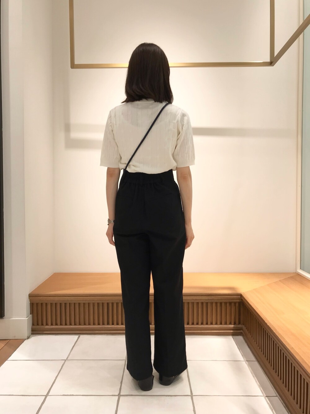 ブラック系のサンダル、ブラック系のスラックス、ホワイト系のカーディガン/ボレロを着用したレディースの夏コーディネートの2枚目の写真