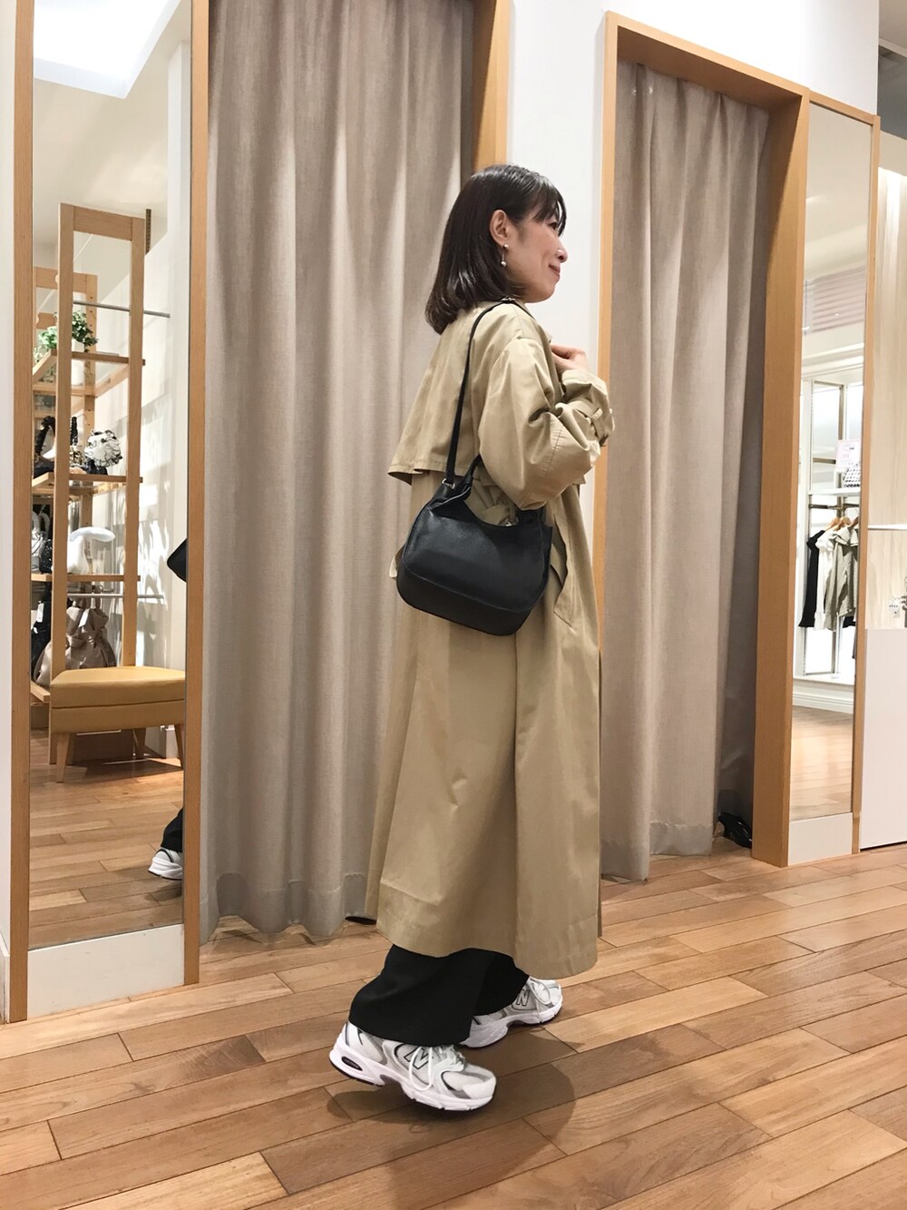 「レイヤードスタイル、ショルダーバッグ、休日スタイル、スニーカー、秋コーデ、シャツスタイル、秋先取りコーデ、大人女子、オトナカワイイ、シンプルコーデ、レイヤード、秋服準備はじめました、ootd、バッグ」｜「fredy emueのラウンドショルダートートバック（ショルダーバッグ、ブラック系）」を使った、Wajikiさん（レディース・157cm）の秋コーディネートの5枚目の写真
