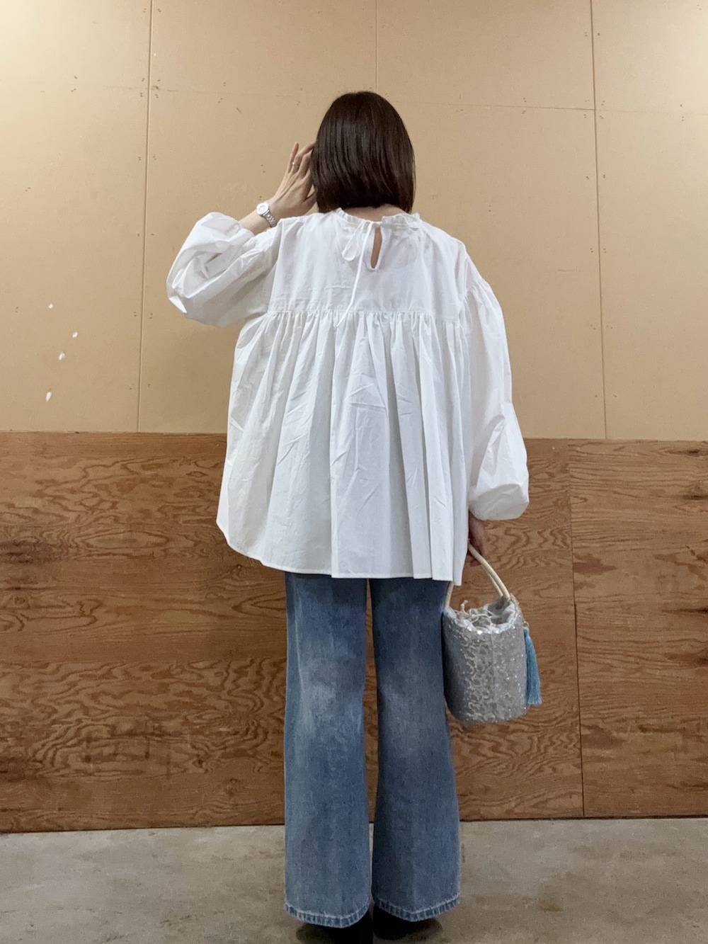 「春色、休日スタイル、お出かけコーデ、大人カジュアル、春夏コーデ、大人女子、シンプルコーデ、ootd、オトナカワイイ、シャツスタイル、キレイめ、初春コーデ、カジュアルスタイル、シャツ/ブラウス、オトナカジュアル」｜「fredy emueのFRセンタープレスセミワイドデニムパンツ（デニムパンツ、ブルー系）」を使った、Wajikiさん（レディース・157cm）の春コーディネートの3枚目の写真
