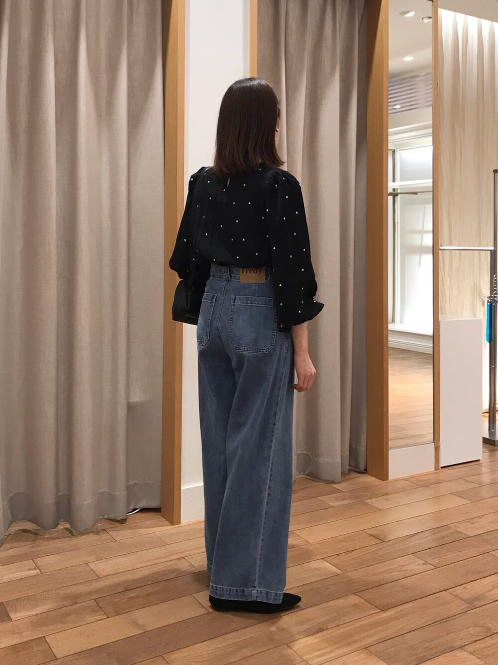 「デニム、秋コーデ、お出かけコーデ、休日スタイル、大人女子、大人かわいい、シンプル、オトナカジュアル、ootd、秋冬コーデ、秋のコーデ、パンツコーデ、秋カラー、秋物」｜「fredy emueの【WEB限定デザインあり】刺繍袖ボリュームブラウス（シャツ/ブラウス、ブラック系）」を使った、Wajikiさん（レディース・157cm）の秋コーディネートの2枚目の写真