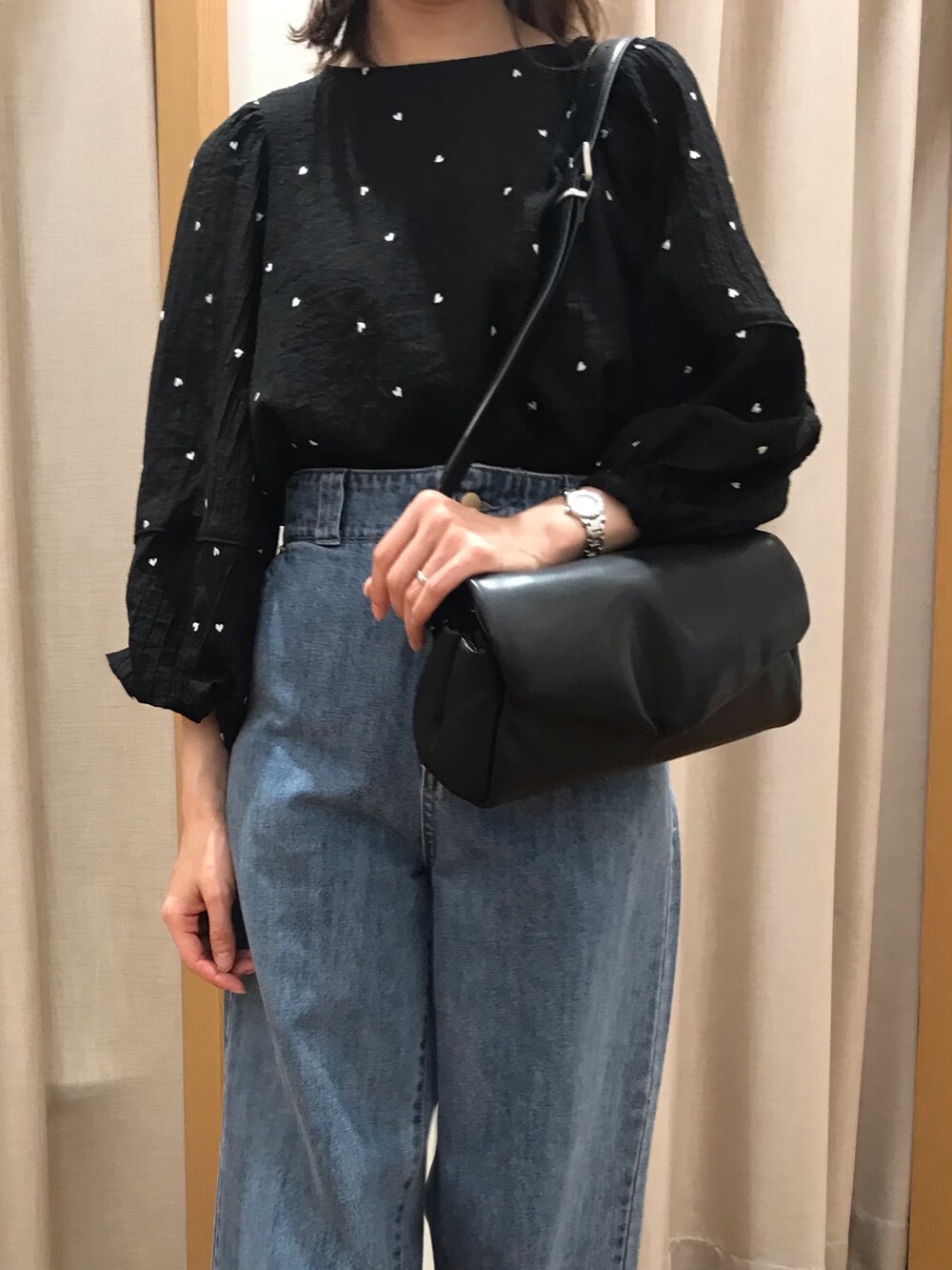 「デニム、秋コーデ、お出かけコーデ、休日スタイル、大人女子、大人かわいい、シンプル、オトナカジュアル、ootd、秋冬コーデ、秋のコーデ、パンツコーデ、秋カラー、秋物」｜「fredy emueの【WEB限定デザインあり】刺繍袖ボリュームブラウス（シャツ/ブラウス、ブラック系）」を使った、Wajikiさん（レディース・157cm）の秋コーディネートの5枚目の写真