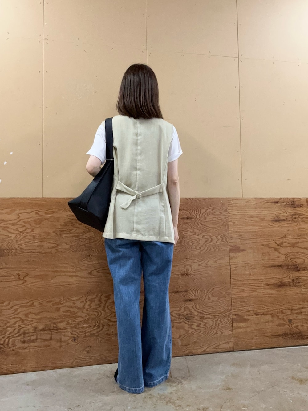 「デニム、白Tシャツ、夏ルックで気分アップ、シンプルコーデ、きれいめカジュアル、夏コーデ、ショルダーバッグ、お出かけコーデ、レイヤードスタイル、おでかけコーデ、オトナカジュアル、シンプルスタイル、パンツスタイル、デニムコーデ、今日のコーデ」｜「fredy emueのライトオンスデニムベイカーイージーパンツ（デニムパンツ、ブルー系）」を使った、Wajikiさん（レディース・157cm）の夏コーディネートの3枚目の写真