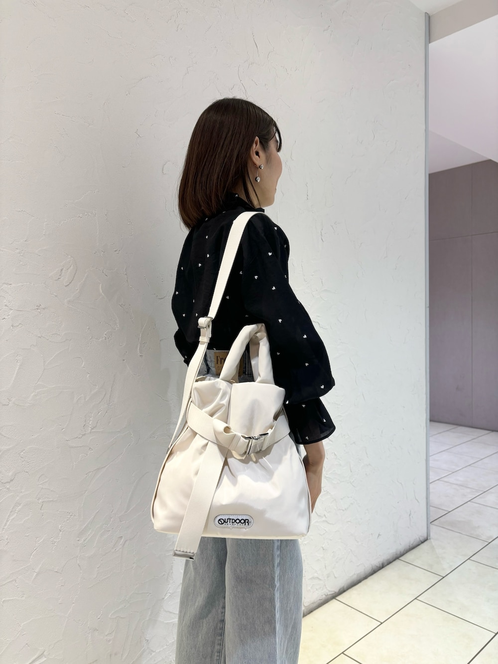 「春色、今日のコーデ、春先取り、オトナ女子、春服コーデ、大人かわいい、休日スタイル、春服、フリルブラウス、きれいめコーディネート、レディースファッション、シアートップス、デイリーカジュアル、シャツスタイル、オトナカジュアル」｜「fredy emueの【OUTDOOR PRODUCTS /アウトドアプロダクツ】2wayベルトトートバックS（ショルダーバッグ、ホワイト系）」を使った、Wajikiさん（レディース・157cm）の冬コーディネートの4枚目の写真