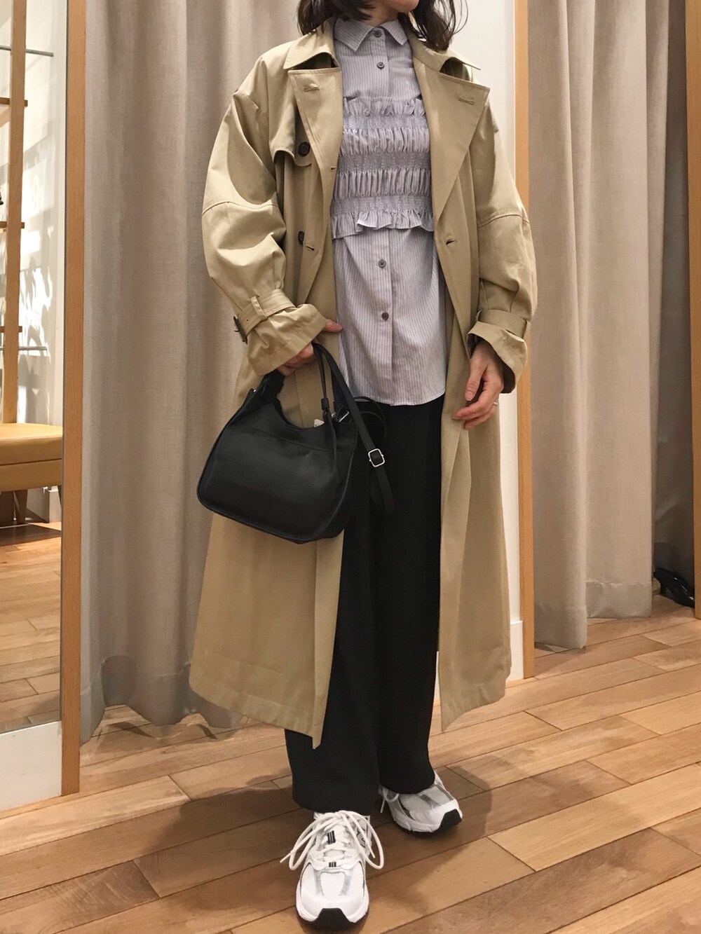 「レイヤードスタイル、ショルダーバッグ、休日スタイル、スニーカー、秋コーデ、シャツスタイル、秋先取りコーデ、大人女子、オトナカワイイ、シンプルコーデ、レイヤード、秋服準備はじめました、ootd、バッグ」｜「fredy emueのラウンドショルダートートバック（ショルダーバッグ、ブラック系）」を使った、Wajikiさん（レディース・157cm）の秋コーディネートの4枚目の写真