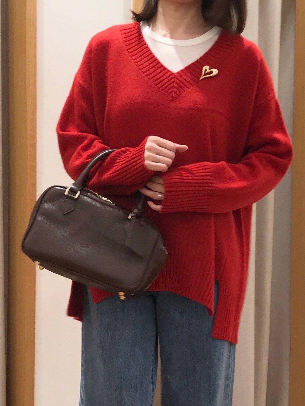 「デニム、レイヤードスタイル、秋コーデ、ブラウン、お出かけコーデ、休日スタイル、ニット、大人女子、シンプル、大人かわいい、ニットコーデ、オトナカジュアル、ootd、秋のコーデ、秋冬コーデ」｜「fredy emueのシアーウォームフライス ロンTシャツ（Tシャツ/カットソー、ホワイト系）」を使った、Wajikiさん（レディース・157cm）の秋コーディネートの6枚目の写真