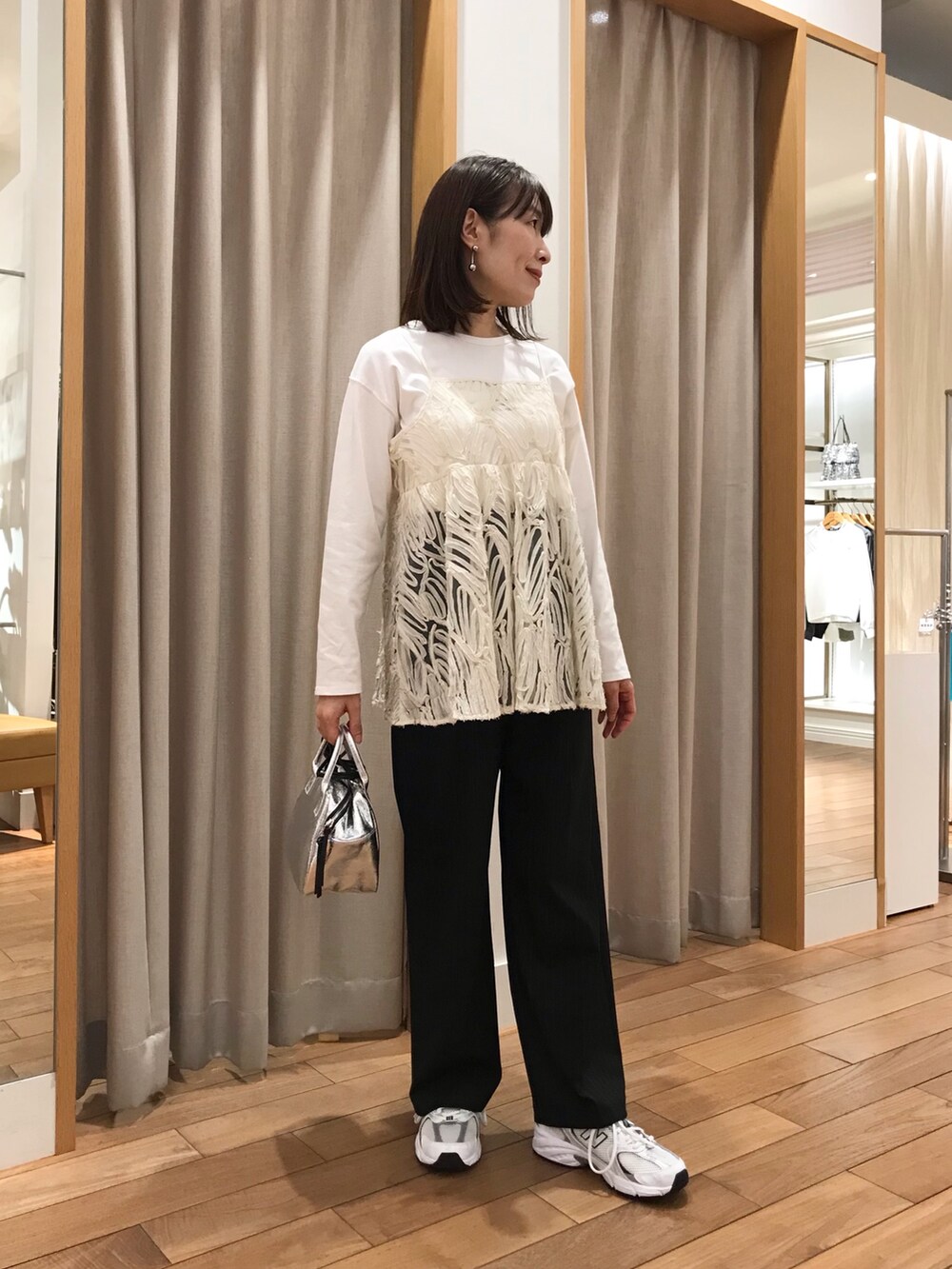 「ビスチェ、ショルダーバッグ、シアートップス、スニーカー、お出かけコーデ、秋コーデ、モノトーン、大人かわいい、オトナカジュアル、大人女子、秋のコーデ、レイヤードスタイル、おでかけコーデ、秋冬コーデ、スニーカーコーデ」｜「fredy emueのチュールバテンレースキャミビスチェ（キャミソール、ホワイト系）」を使った、Wajikiさん（レディース・157cm）の秋コーディネートの3枚目の写真