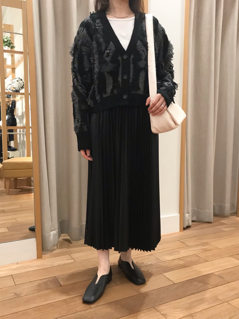「休日スタイル、カーディガン、ロングスカート、秋コーデ、モノトーン、ショルダーバッグ、秋のコーデ、おでかけコーデ、秋色、スカートスタイル、秋、スカートコーデ、ニットコーデ、秋冬コーデ、セットアップ」｜「fredy emueのフェイクレザープリーツスカート（スカート、ブラック系）」を使った、Wajikiさん（レディース・157cm）の秋コーディネートの4枚目の写真