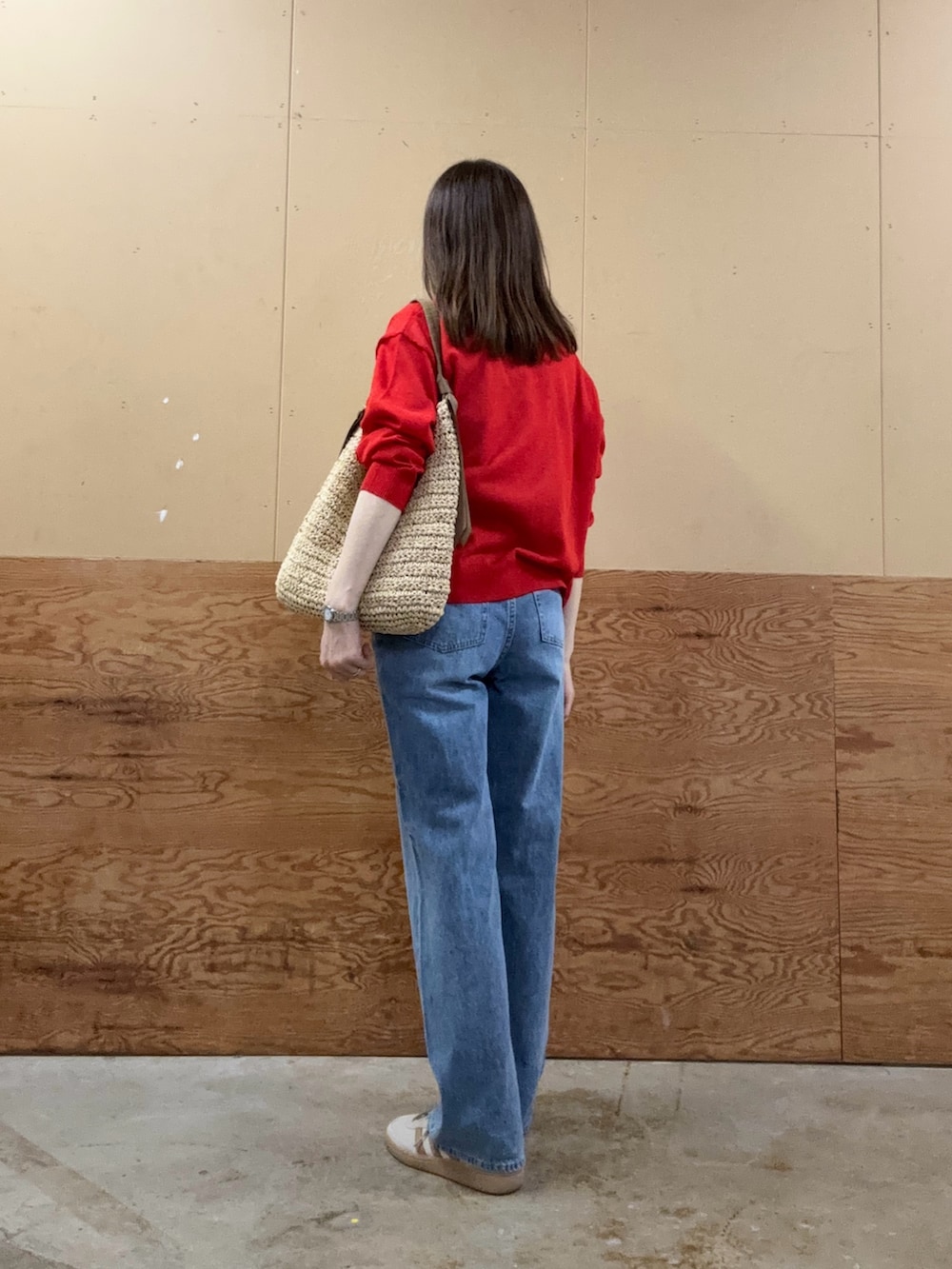 ホワイト系のTシャツ/カットソー、ブルー系のデニムパンツ、レッド系のカーディガン/ボレロを着用したレディースの春コーディネートの3枚目の写真