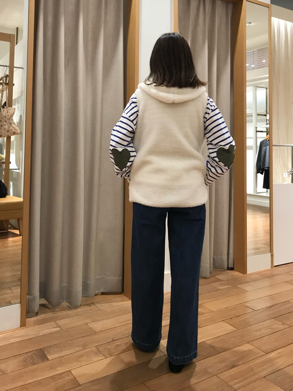 「レイヤードスタイル、デニム、休日スタイル、ショルダーバッグ、冬コーデ、お出かけコーデ、パーカー、秋冬コーデ、おでかけコーデ、今日のコーデ、レイヤード、冬アウター、着回しコーデ、ラフコーデ、アウターコーデ」｜「fredy emueのセミワイドデニムパンツ（デニムパンツ、ブルー系）」を使った、Wajikiさん（レディース・157cm）の秋コーディネートの3枚目の写真