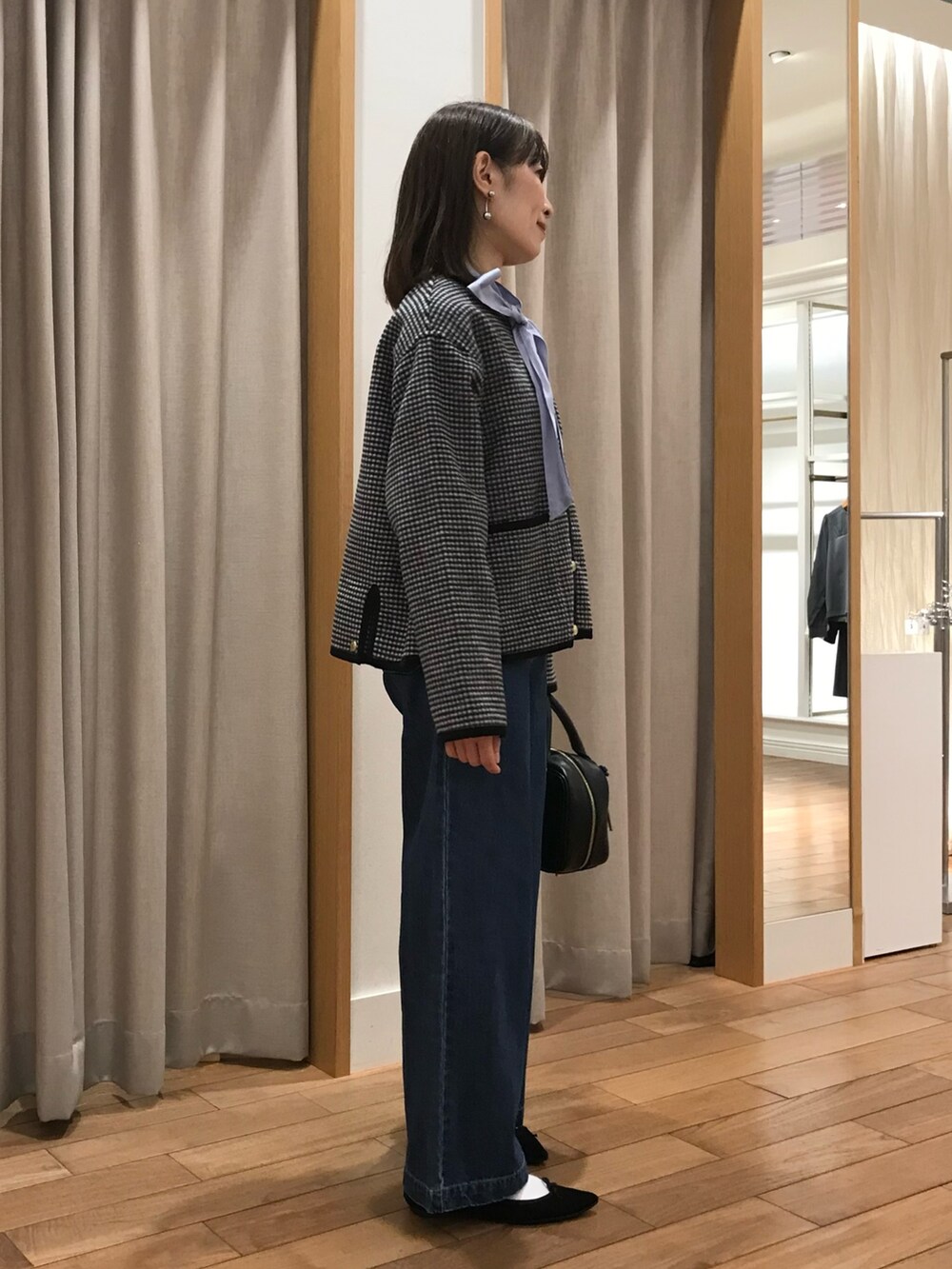 「チェック、冬コーデ、きれいめカジュアル、お出かけコーデ、デニム、秋服コーデ、大人かわいい、着回しコーデ、秋冬、大人女子、秋服、ootd、冬、今日のコーデ、オトナカワイイ」｜「fredy emueのレザースクエアボストンバック（ハンドバッグ、ブラック系）」を使った、Wajikiさん（レディース・157cm）の秋コーディネートの2枚目の写真