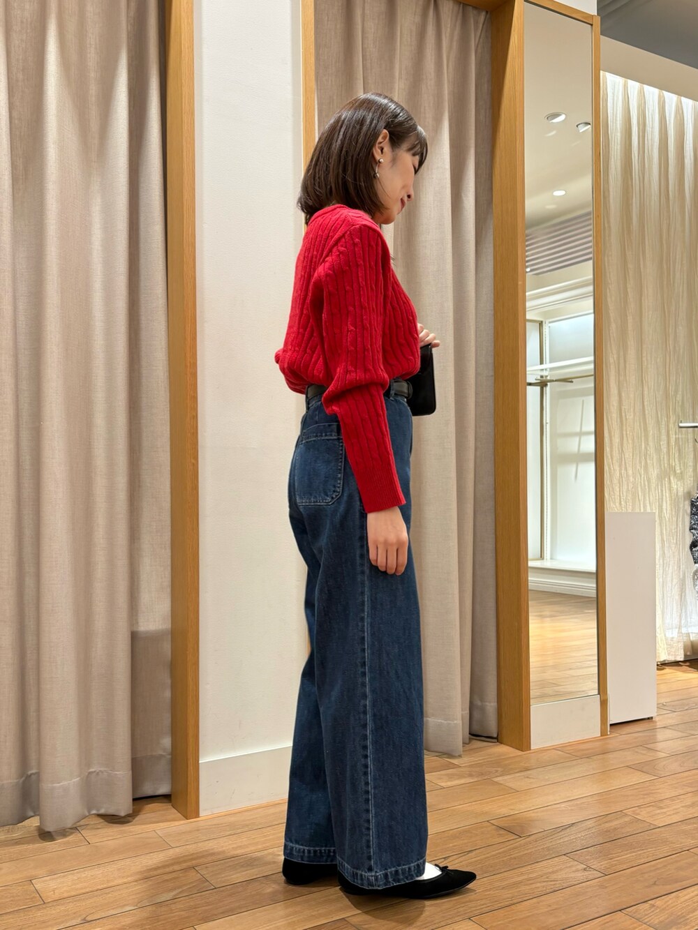 「冬コーデ、クリスマスに着たい服、デニム、ニット、休日スタイル、赤、ショルダーバッグ、カジュアルスタイル、オトナ女子、シンプル、シンプルスタイル、大人かわいい、冬、ロゴニット、きれいめカジュアル」｜「fredy emueのウール混FR刺繍ケーブル柄ニットプルオーバー（ニット/セーター、レッド系）」を使った、Wajikiさん（レディース・157cm）の冬コーディネートの2枚目の写真