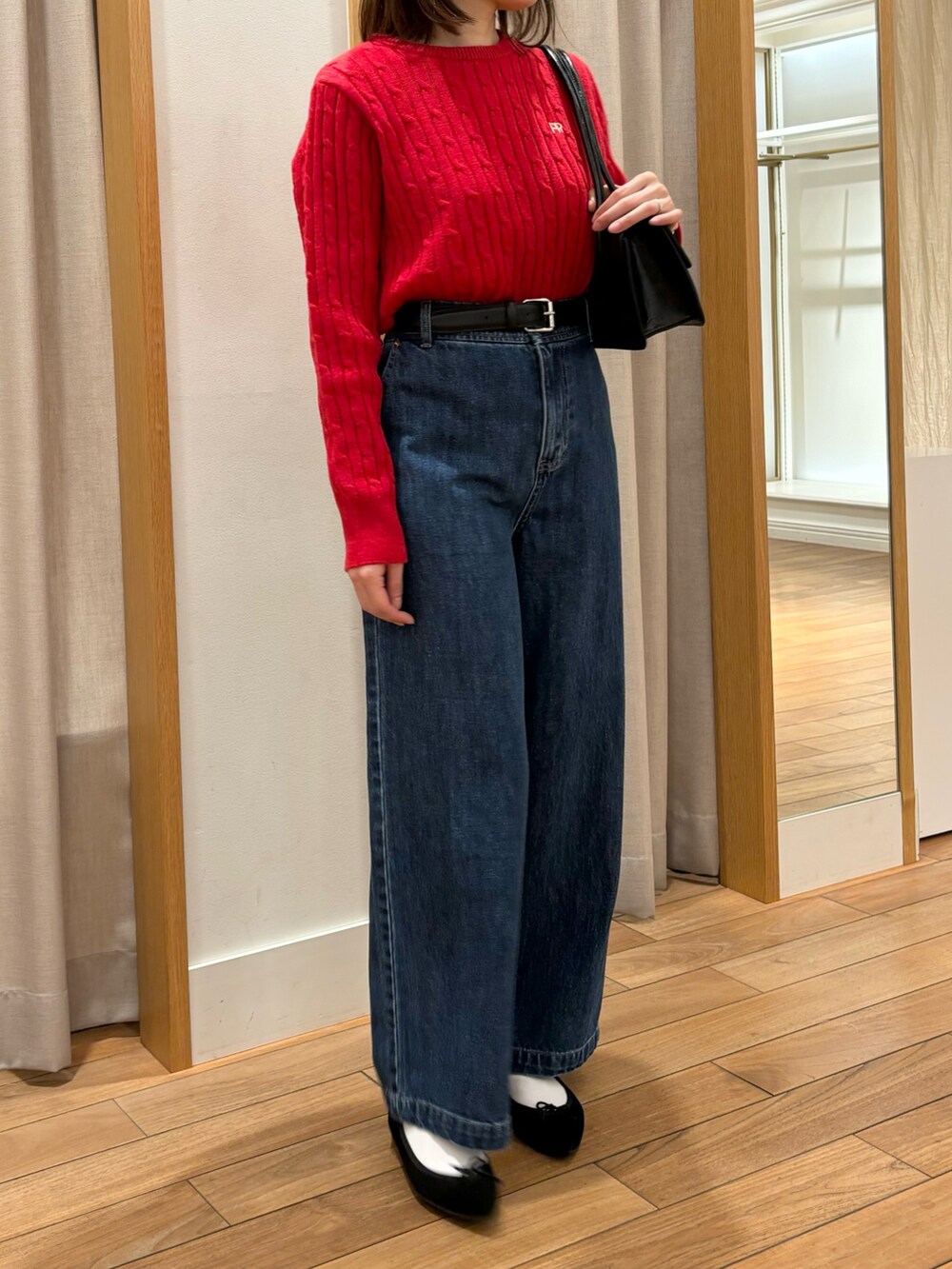 「冬コーデ、クリスマスに着たい服、デニム、ニット、休日スタイル、赤、ショルダーバッグ、カジュアルスタイル、オトナ女子、シンプル、シンプルスタイル、大人かわいい、冬、ロゴニット、きれいめカジュアル」｜「fredy emueのウール混FR刺繍ケーブル柄ニットプルオーバー（ニット/セーター、レッド系）」を使った、Wajikiさん（レディース・157cm）の冬コーディネートの4枚目の写真