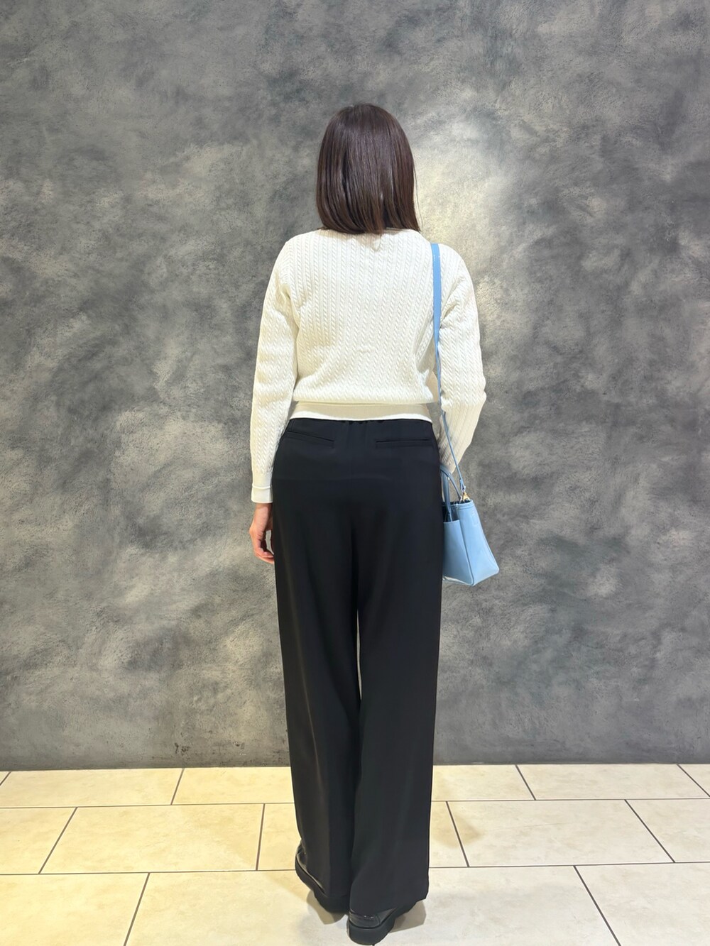 「春色、今日のコーデ、オトナカジュアル、大人コーデ、オトナ女子、キレイめコーデ、春服コーデ、パンツコーデ、大人ファッション、はるコーデ、春ニット、ブラック、キレイめカジュアル、休日スタイル、ホワイトコーデ」｜「fredy emueのFR刺繍ミニケーブル柄カーディガン（カーディガン/ボレロ、ホワイト系）」を使った、Wajikiさん（レディース・157cm）の春コーディネートの2枚目の写真