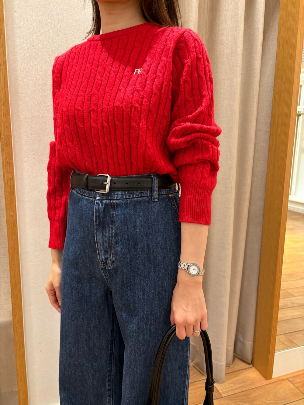 「冬コーデ、クリスマスに着たい服、デニム、ニット、休日スタイル、赤、ショルダーバッグ、カジュアルスタイル、オトナ女子、シンプル、シンプルスタイル、大人かわいい、冬、ロゴニット、きれいめカジュアル」｜「fredy emueのウール混FR刺繍ケーブル柄ニットプルオーバー（ニット/セーター、レッド系）」を使った、Wajikiさん（レディース・157cm）の冬コーディネートの5枚目の写真