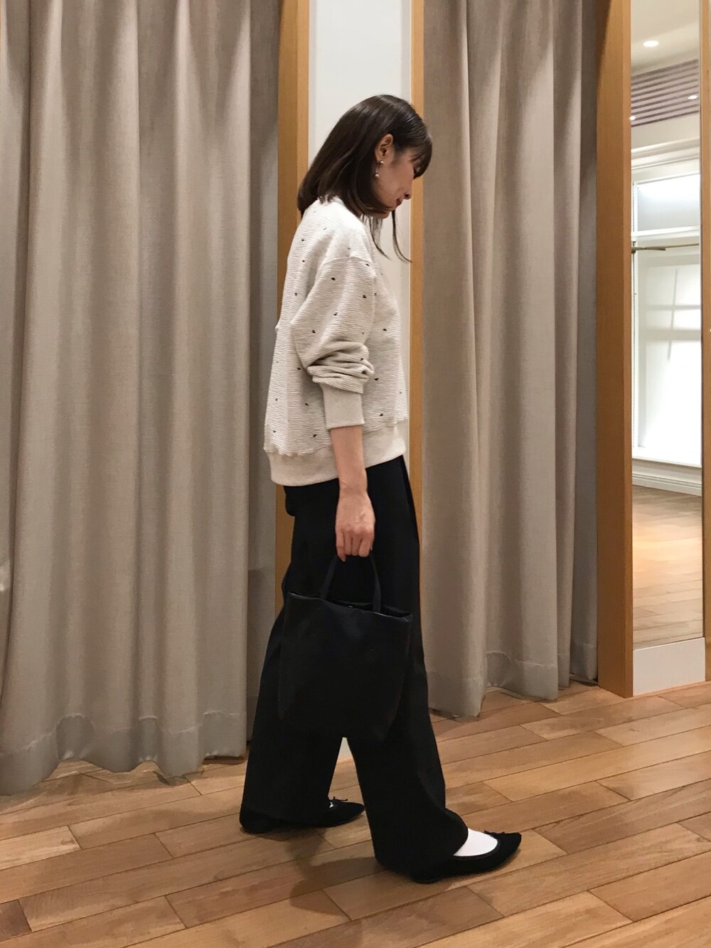 「秋コーデ、お出かけコーデ、モノトーン、休日スタイル、スウェット、大人女子、シンプル、大人かわいい、オトナカジュアル、秋カラー、ootd、秋のコーデ、秋冬コーデ、モノトーンコーデ、パンツコーデ」｜「fredy emueのハート刺繍スウェットプルオーバー（スウェット、グレー系）」を使った、Wajikiさん（レディース・157cm）の秋コーディネートの2枚目の写真