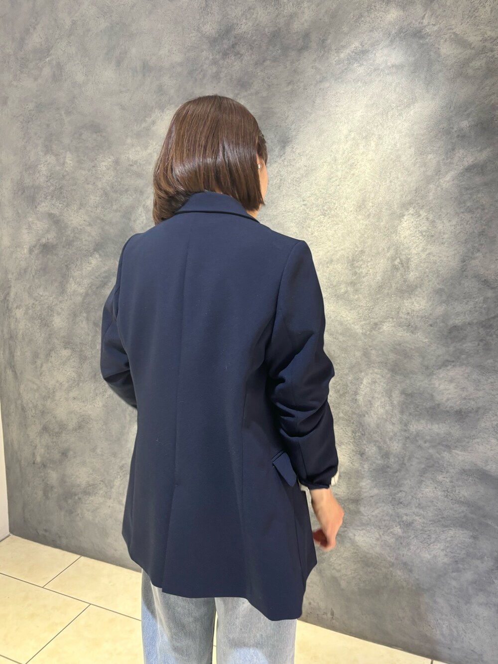 「春色、今日のコーデ、春服コーデ、大人コーデ、キレイめコーデ、オトナカジュアル、オトナ女子、おでかけコーデ、パンツコーデ、ジャケット/アウター、はるコーデ、デニムコーデ、春カラー、春ニット、カラーコーデ」｜「fredy emueのカットオフセミフレアデニムパンツ（デニムパンツ、ブルー系）」を使った、Wajikiさん（レディース・157cm）の春コーディネートの4枚目の写真