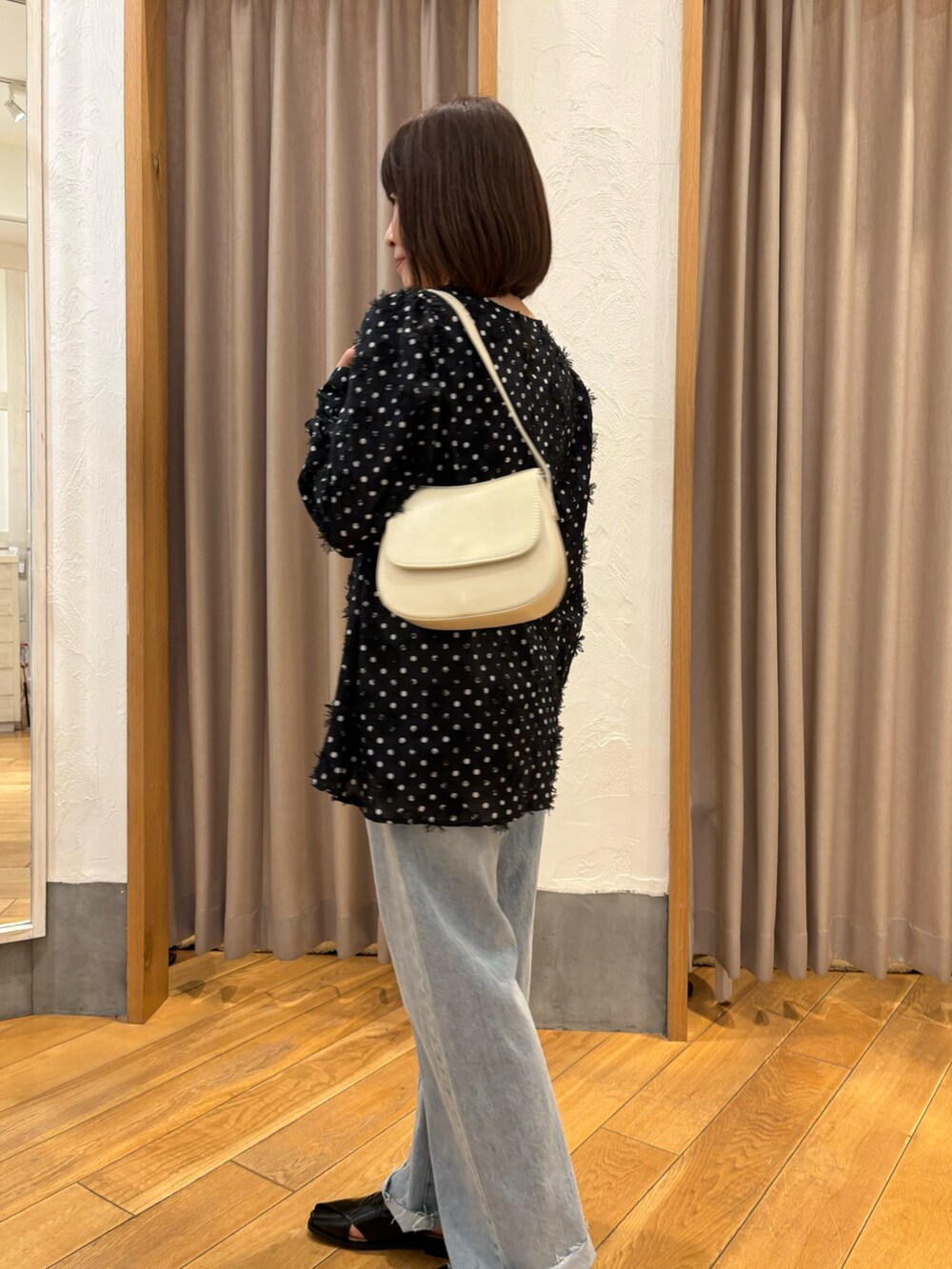 「春めき満開コーデ、春コーデ、大人カジュアル、フレアパンツ、休日スタイル、お出かけコーデ、ショルダーバッグ、カジュアルスタイル、パンツコーデ、オトナカジュアル、ブラック、シンプル、シャツ好き集まれ、はるコーデ、春服」｜「fredy emueの3D刺繍ドットチュニックブラウス（シャツ/ブラウス、ブラック系）」を使った、Wajikiさん（レディース・157cm）の春コーディネートの4枚目の写真