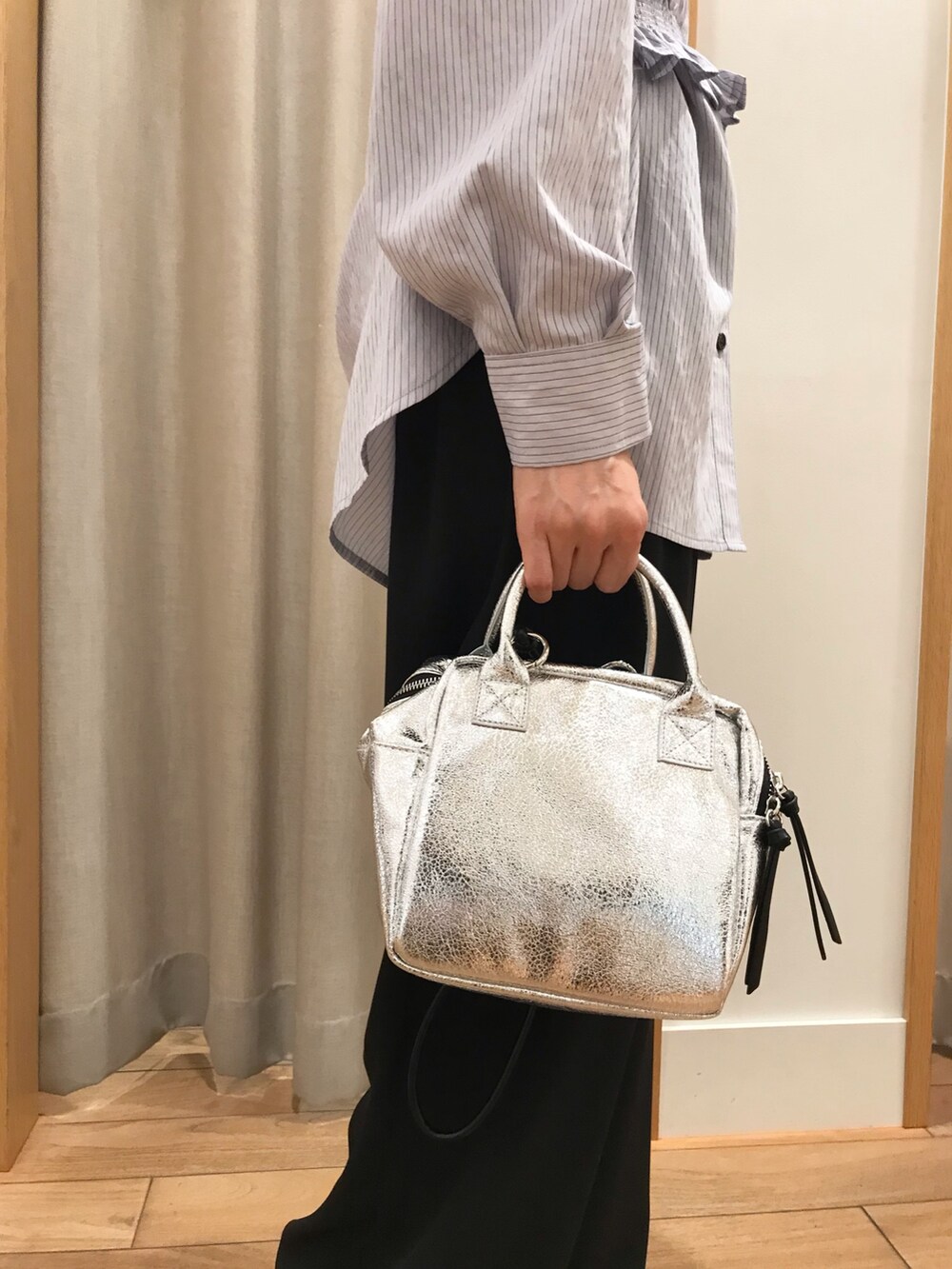「レイヤードスタイル、休日スタイル、スポーツミックス、ボストンバッグ、スニーカー、秋コーデ、シャツスタイル、セットアップ、ショルダーバッグ、秋のコーデ、おでかけコーデ、秋色、秋、秋冬コーデ、ニューバランス」｜「fredy emueの【新色登場】とろみツイルスラックスイージーパンツ（その他パンツ、ブラック系）」を使った、Wajikiさん（レディース・157cm）の秋コーディネートの5枚目の写真