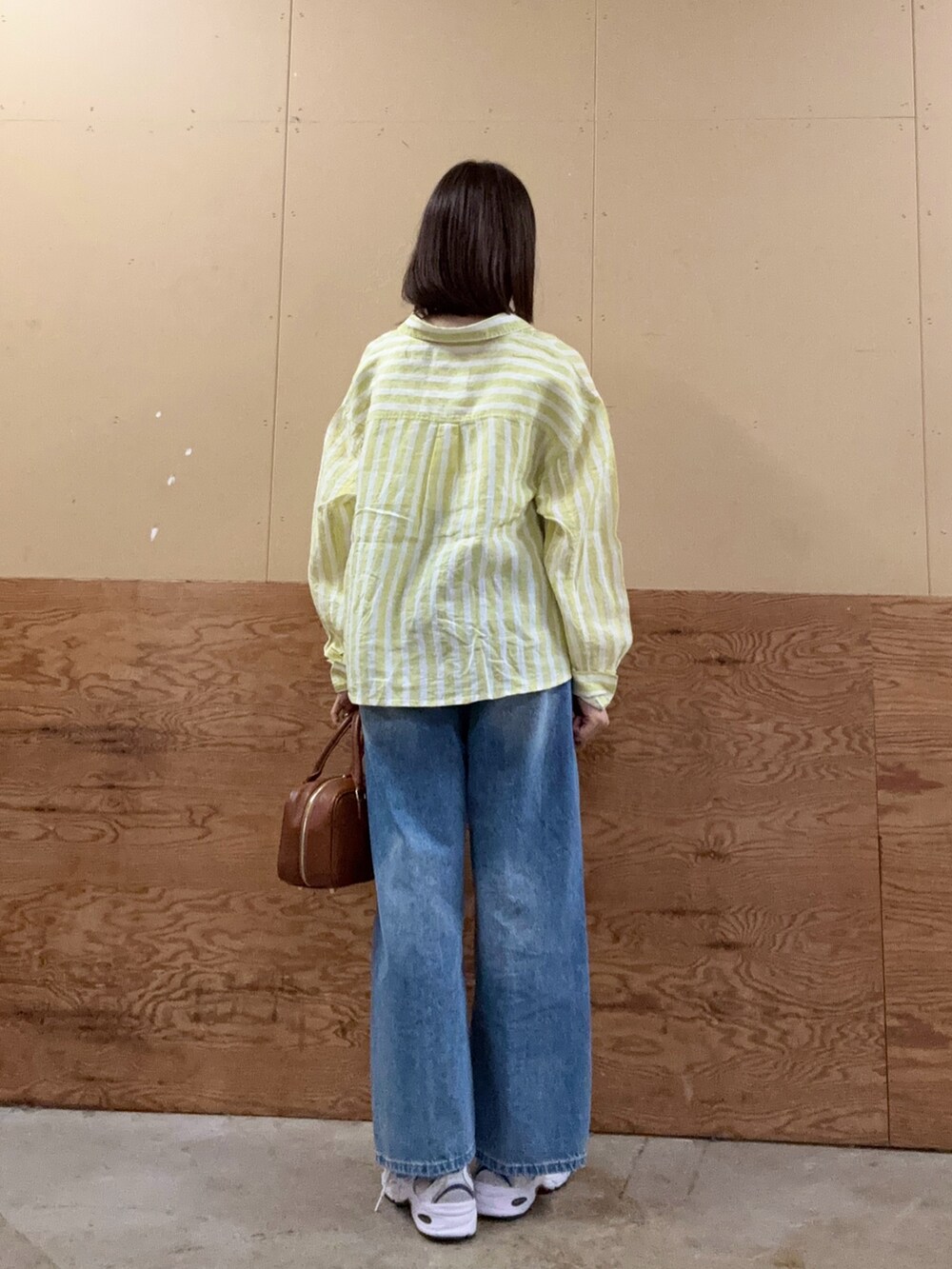 「春色、休日スタイル、スニーカー、お出かけコーデ、大人カジュアル、ストライプシャツ、春夏コーデ、シンプルコーデ、ootd、オトナカワイイ、シャツスタイル、カラーコーデ、キレイめ、イエロー、オトナカジュアル」｜「fredy emueのFRセンタープレスセミワイドデニムパンツ（デニムパンツ、ブルー系）」を使った、Wajikiさん（レディース・157cm）の春コーディネートの3枚目の写真