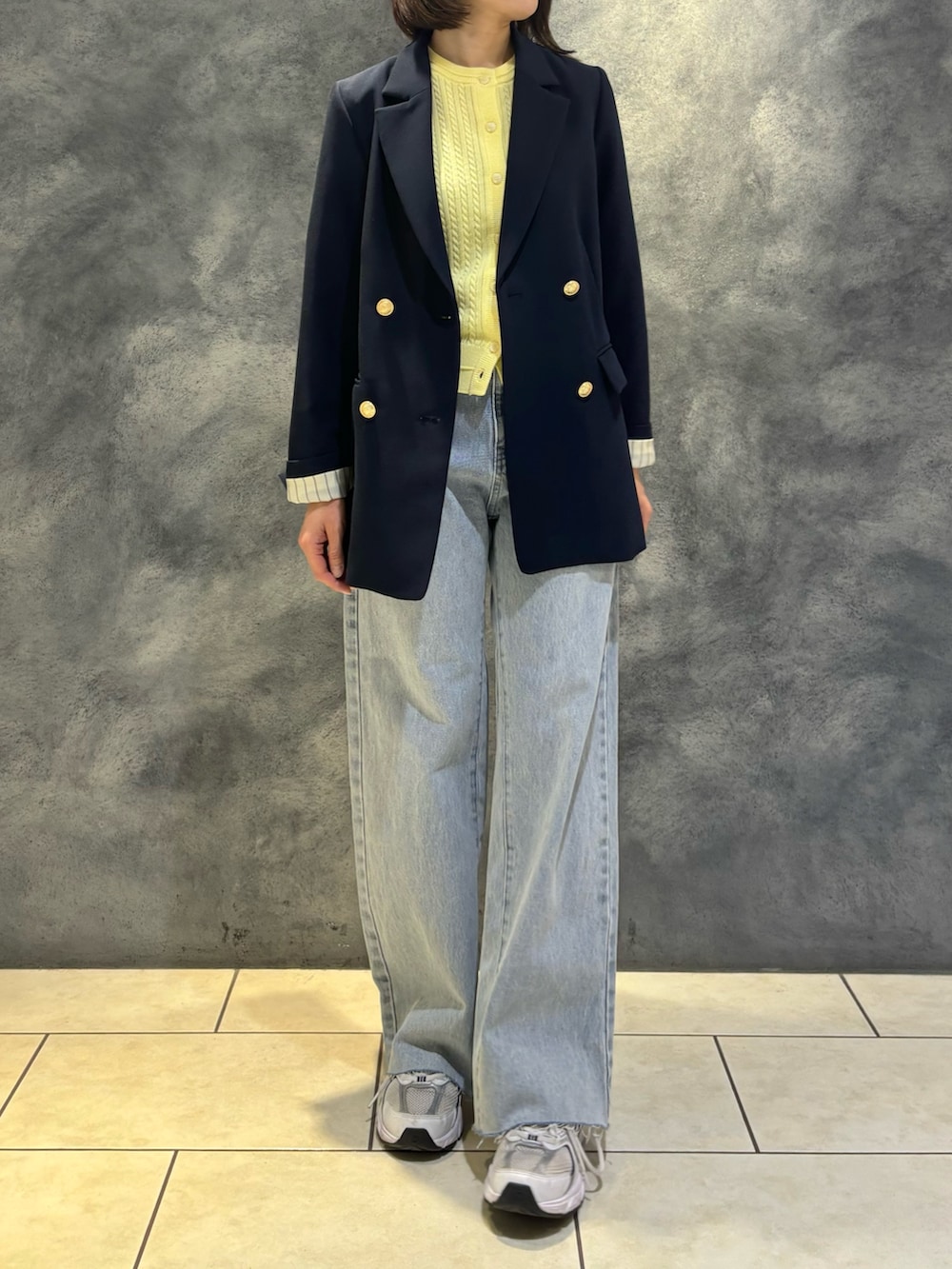 「春色、今日のコーデ、春服コーデ、大人コーデ、キレイめコーデ、オトナカジュアル、オトナ女子、おでかけコーデ、パンツコーデ、ジャケット/アウター、はるコーデ、デニムコーデ、春カラー、春ニット、カラーコーデ」｜「fredy emueのカットオフセミフレアデニムパンツ（デニムパンツ、ブルー系）」を使った、Wajikiさん（レディース・157cm）の春コーディネートの3枚目の写真