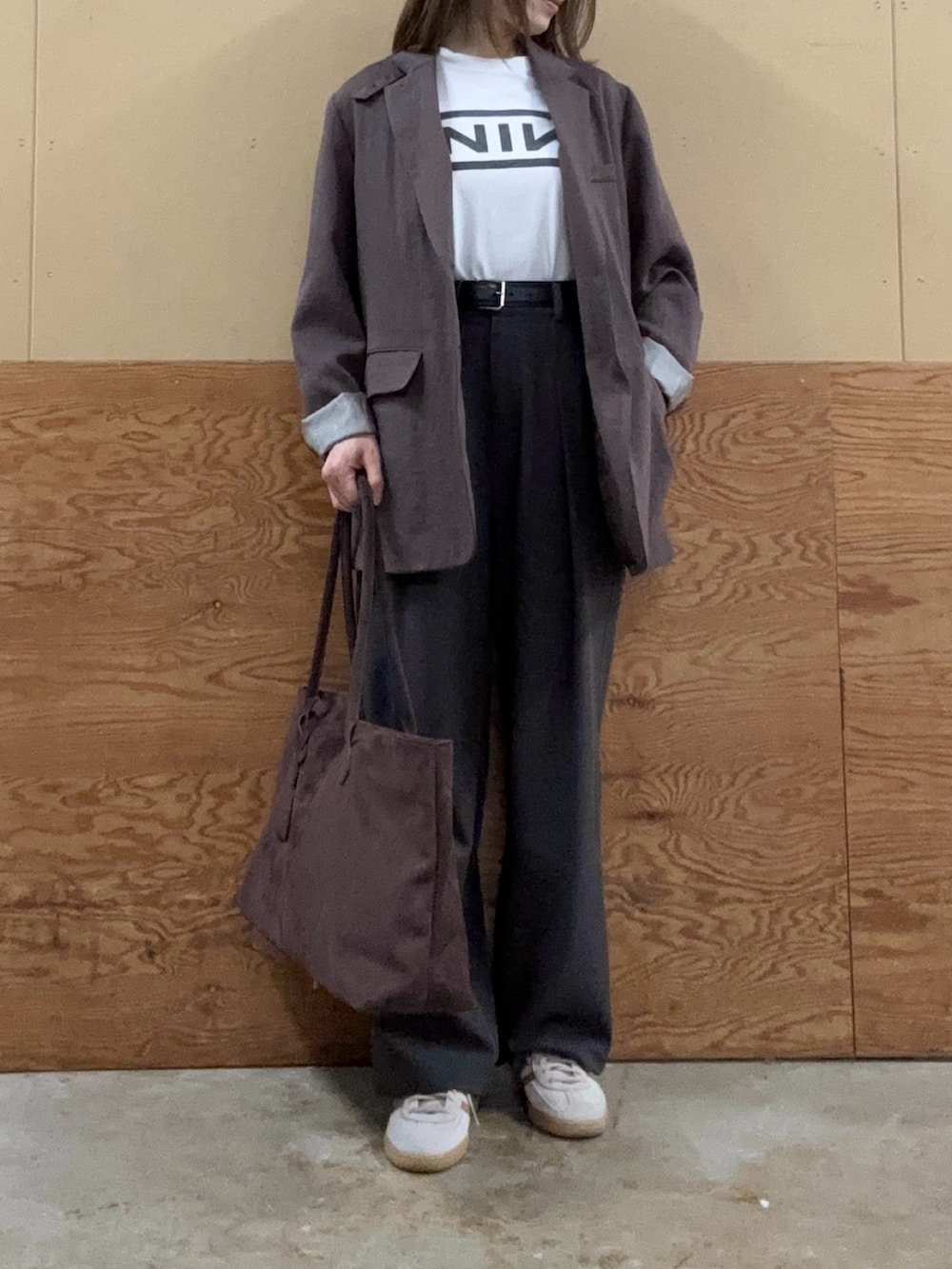 ブラウン系のトートバッグ、ホワイト系のTシャツ/カットソー、ブラウン系のテーラードジャケットを着用したレディースの春コーディネートの3枚目の写真