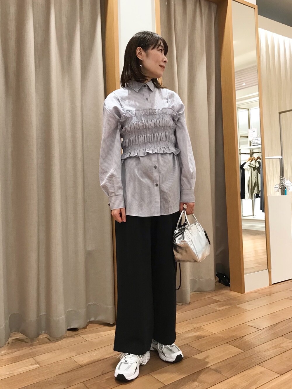 「レイヤードスタイル、休日スタイル、スポーツミックス、ボストンバッグ、スニーカー、秋コーデ、シャツスタイル、セットアップ、ショルダーバッグ、秋のコーデ、おでかけコーデ、秋色、秋、秋冬コーデ、ニューバランス」｜「fredy emueの【新色登場】とろみツイルスラックスイージーパンツ（その他パンツ、ブラック系）」を使った、Wajikiさん（レディース・157cm）の秋コーディネートの3枚目の写真
