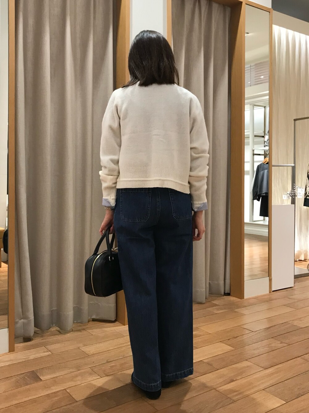 「ニット、冬コーデ、きれいめカジュアル、お出かけコーデ、デニム、秋服コーデ、大人かわいい、着回しコーデ、大人女子、秋服、ootd、オトナカワイイ、冬、今日のコーデ、秋冬」｜「fredy emueのボウタイ2WAYブラウス（シャツ/ブラウス、ブルー系）」を使った、Wajikiさん（レディース・157cm）の秋コーディネートの2枚目の写真