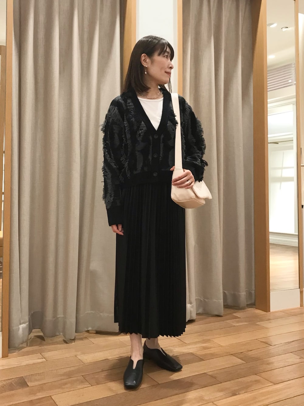 「休日スタイル、カーディガン、ロングスカート、秋コーデ、モノトーン、ショルダーバッグ、秋のコーデ、おでかけコーデ、秋色、スカートスタイル、秋、スカートコーデ、ニットコーデ、秋冬コーデ、セットアップ」｜「fredy emueのフェイクレザープリーツスカート（スカート、ブラック系）」を使った、Wajikiさん（レディース・157cm）の秋コーディネートの3枚目の写真