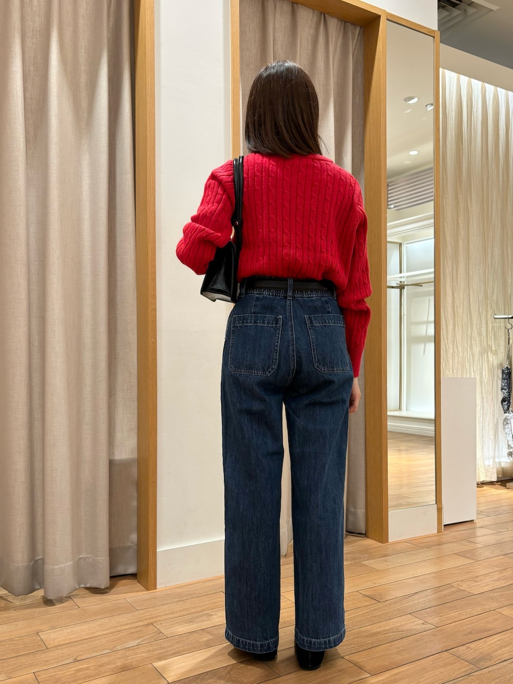 「冬コーデ、クリスマスに着たい服、デニム、ニット、休日スタイル、赤、ショルダーバッグ、カジュアルスタイル、オトナ女子、シンプル、シンプルスタイル、大人かわいい、冬、ロゴニット、きれいめカジュアル」｜「fredy emueのウール混FR刺繍ケーブル柄ニットプルオーバー（ニット/セーター、レッド系）」を使った、Wajikiさん（レディース・157cm）の冬コーディネートの3枚目の写真