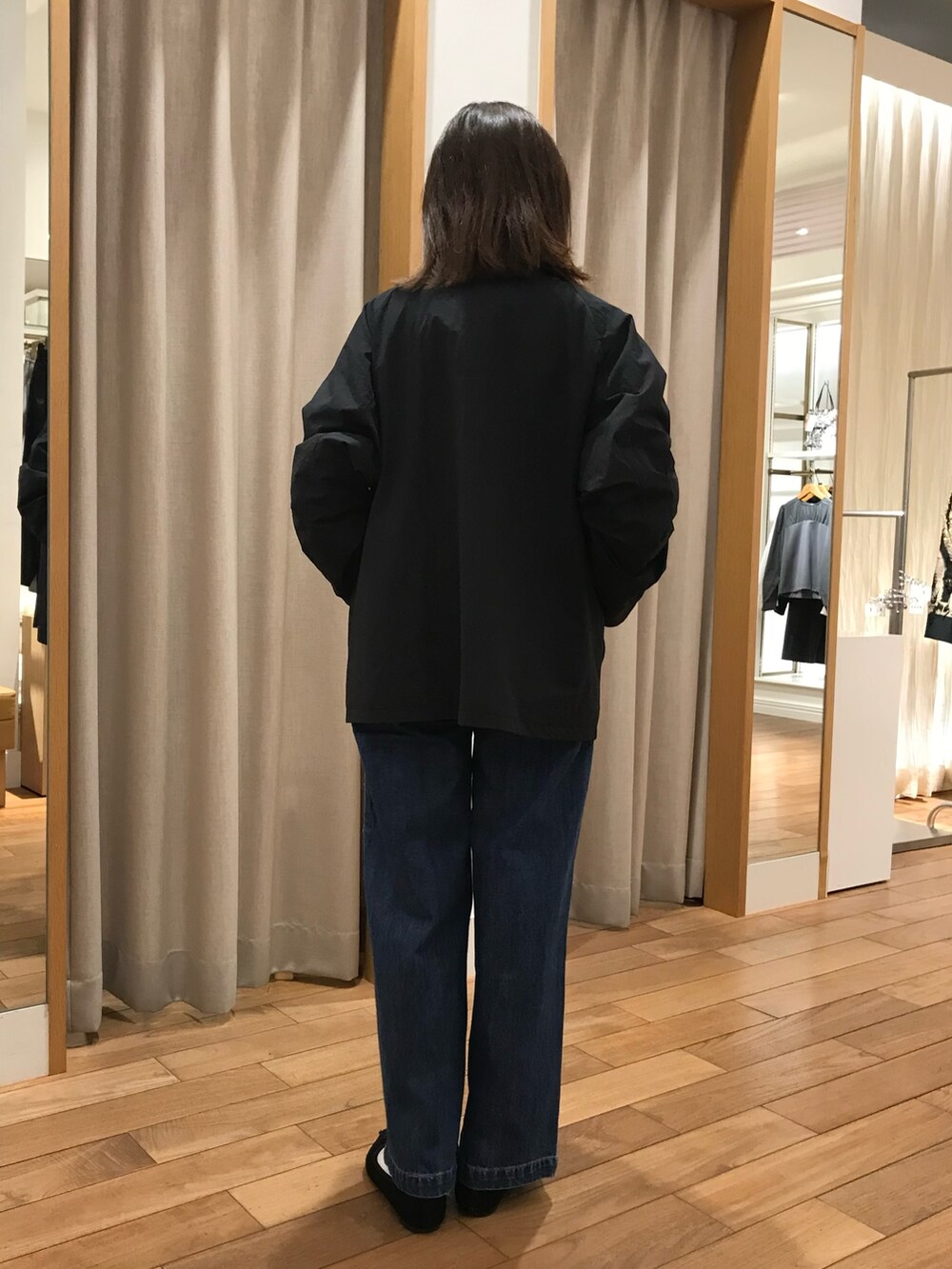 「冬コーデ、きれいめカジュアル、お出かけコーデ、冬アウター、デニム、秋服コーデ、大人かわいい、着回しコーデ、大人女子、秋服、ootd、リラックススタイル、オトナカワイイ、冬、今日のコーデ」｜「fredy emueのセミワイドデニムパンツ（デニムパンツ、ブルー系）」を使った、Wajikiさん（レディース・157cm）の秋コーディネートの3枚目の写真