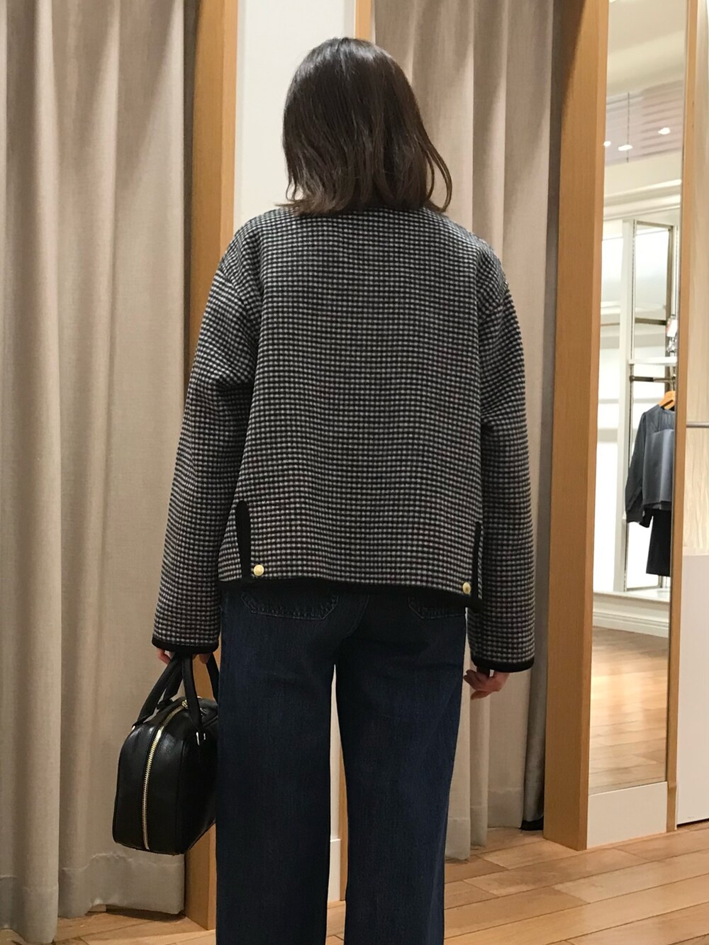「チェック、冬コーデ、きれいめカジュアル、お出かけコーデ、デニム、秋服コーデ、大人かわいい、着回しコーデ、秋冬、大人女子、秋服、ootd、冬、今日のコーデ、オトナカワイイ」｜「fredy emueのレザースクエアボストンバック（ハンドバッグ、ブラック系）」を使った、Wajikiさん（レディース・157cm）の秋コーディネートの3枚目の写真