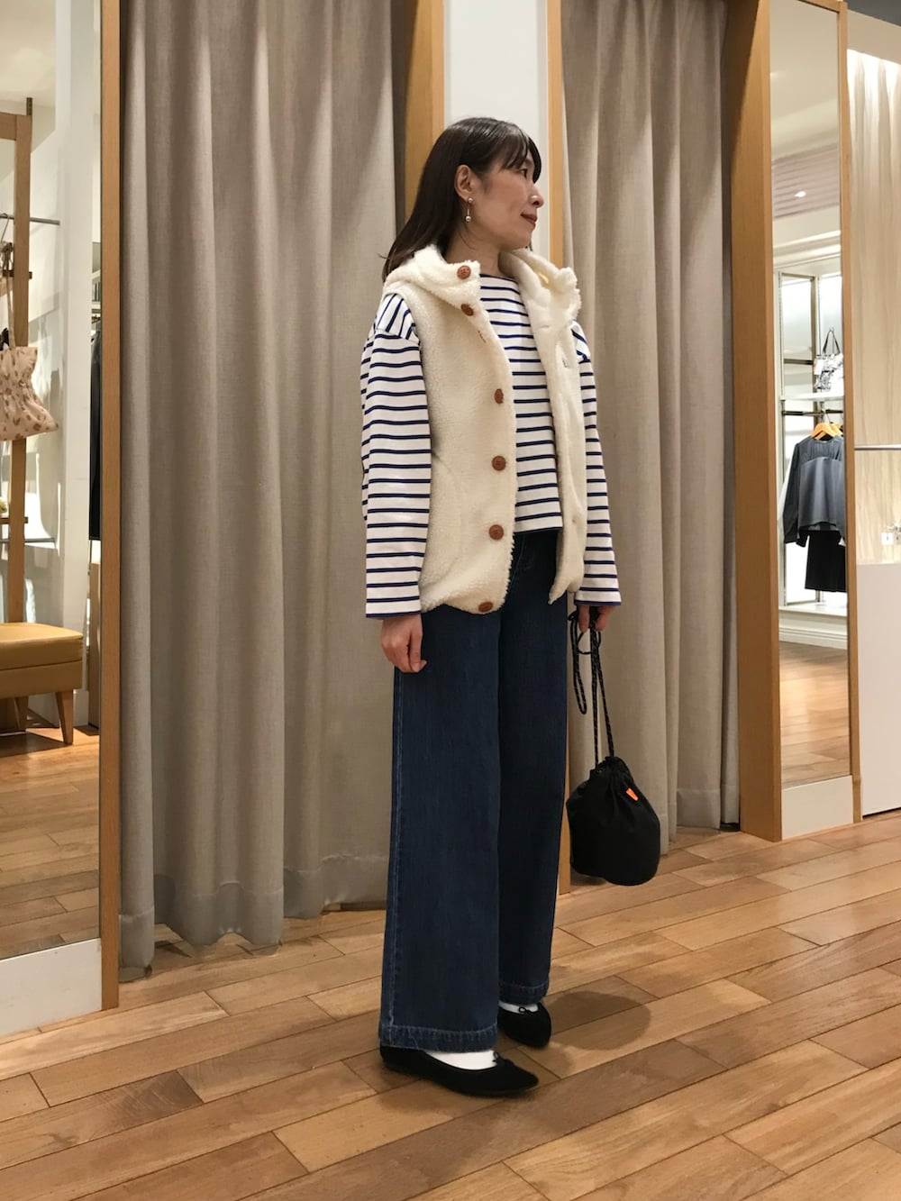 「レイヤードスタイル、デニム、休日スタイル、ショルダーバッグ、冬コーデ、お出かけコーデ、パーカー、秋冬コーデ、おでかけコーデ、今日のコーデ、レイヤード、冬アウター、着回しコーデ、ラフコーデ、アウターコーデ」｜「fredy emueのセミワイドデニムパンツ（デニムパンツ、ブルー系）」を使った、Wajikiさん（レディース・157cm）の秋コーディネートの2枚目の写真