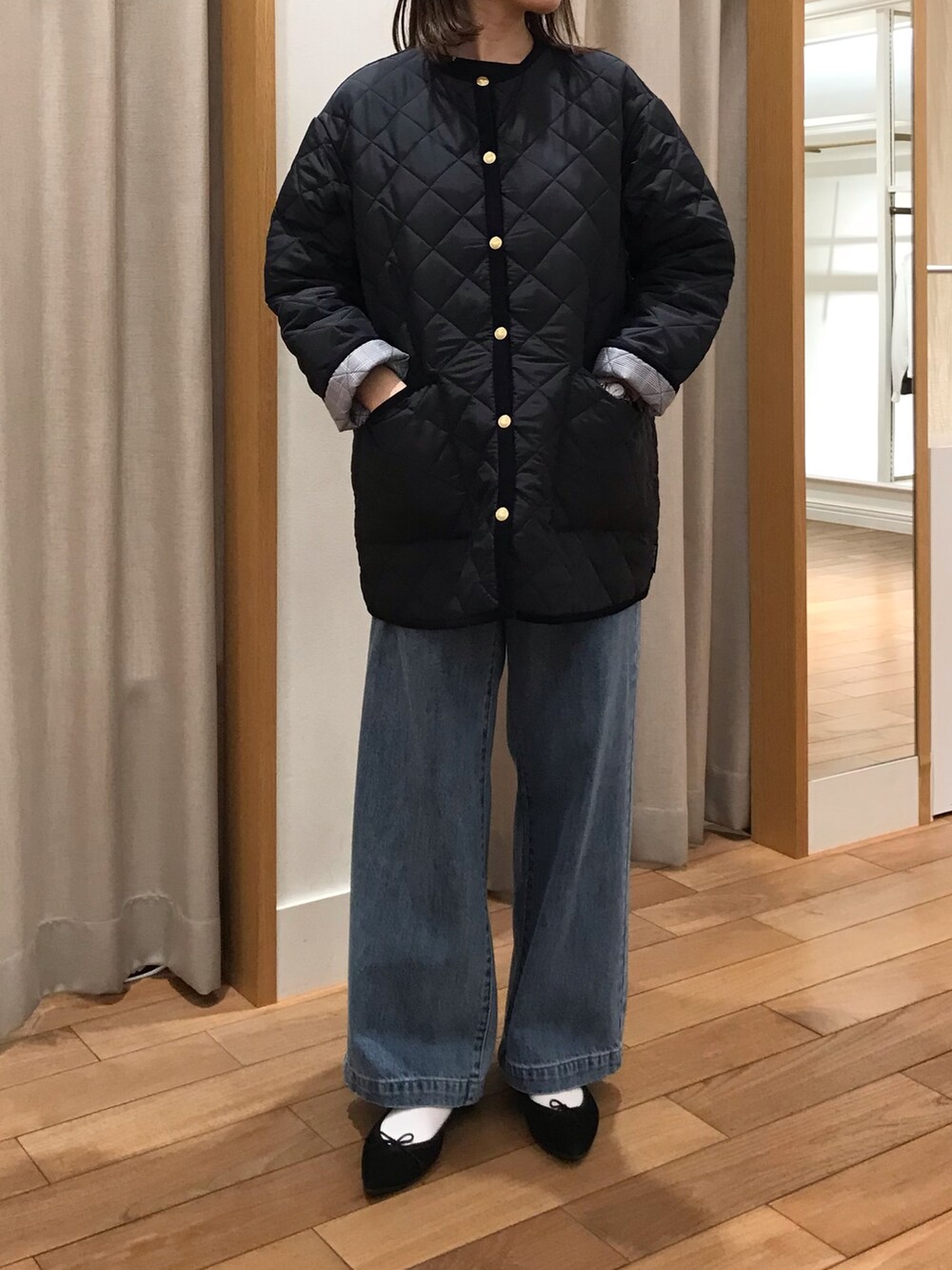 「デニム、秋コーデ、チェック、お出かけコーデ、休日スタイル、大人女子、シンプル、大人かわいい、オトナカジュアル、秋カラー、ootd、秋のコーデ、秋冬コーデ、パンツコーデ、ブルー」｜「Traditional Weatherwearの【別注】【Traditional Weatherwear/トラディショナル ウェザーウェア】ARKLEY MIDDLE A-LINE コート（ブルゾン、ブルー系）」を使った、Wajikiさん（レディース・157cm）の秋コーディネートの3枚目の写真