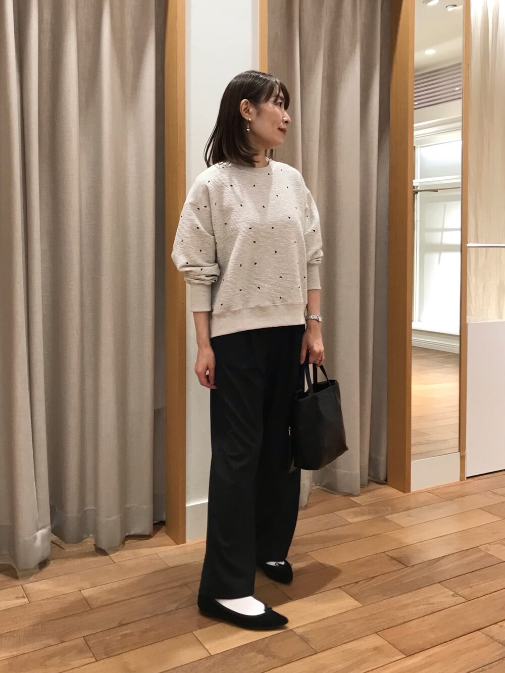 「秋コーデ、お出かけコーデ、モノトーン、休日スタイル、スウェット、大人女子、シンプル、大人かわいい、オトナカジュアル、秋カラー、ootd、秋のコーデ、秋冬コーデ、モノトーンコーデ、パンツコーデ」｜「fredy emueのハート刺繍スウェットプルオーバー（スウェット、グレー系）」を使った、Wajikiさん（レディース・157cm）の秋コーディネートの3枚目の写真