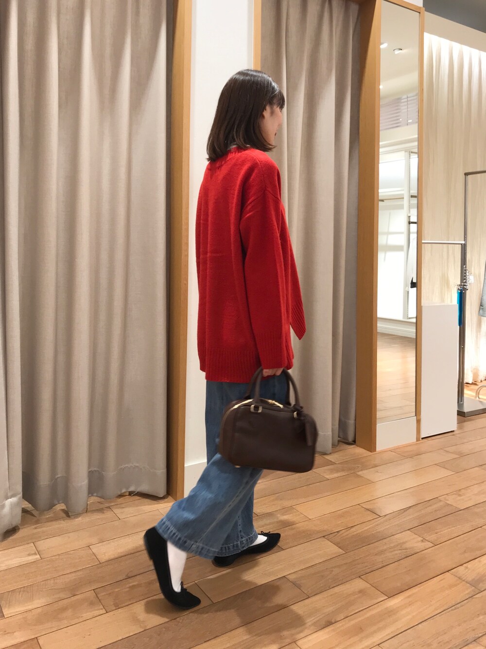 「デニム、レイヤードスタイル、秋コーデ、ブラウン、お出かけコーデ、休日スタイル、ニット、大人女子、シンプル、大人かわいい、ニットコーデ、オトナカジュアル、ootd、秋のコーデ、秋冬コーデ」｜「fredy emueのシアーウォームフライス ロンTシャツ（Tシャツ/カットソー、ホワイト系）」を使った、Wajikiさん（レディース・157cm）の秋コーディネートの3枚目の写真