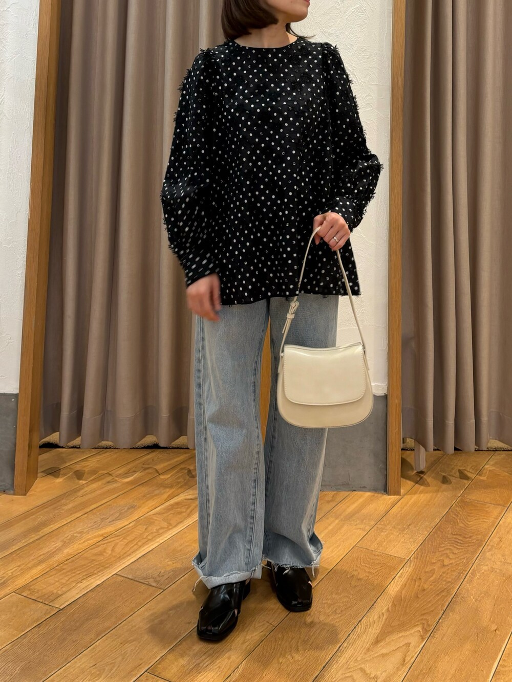 「春めき満開コーデ、春コーデ、大人カジュアル、フレアパンツ、休日スタイル、お出かけコーデ、ショルダーバッグ、カジュアルスタイル、パンツコーデ、オトナカジュアル、ブラック、シンプル、シャツ好き集まれ、はるコーデ、春服」｜「fredy emueの3D刺繍ドットチュニックブラウス（シャツ/ブラウス、ブラック系）」を使った、Wajikiさん（レディース・157cm）の春コーディネートの5枚目の写真