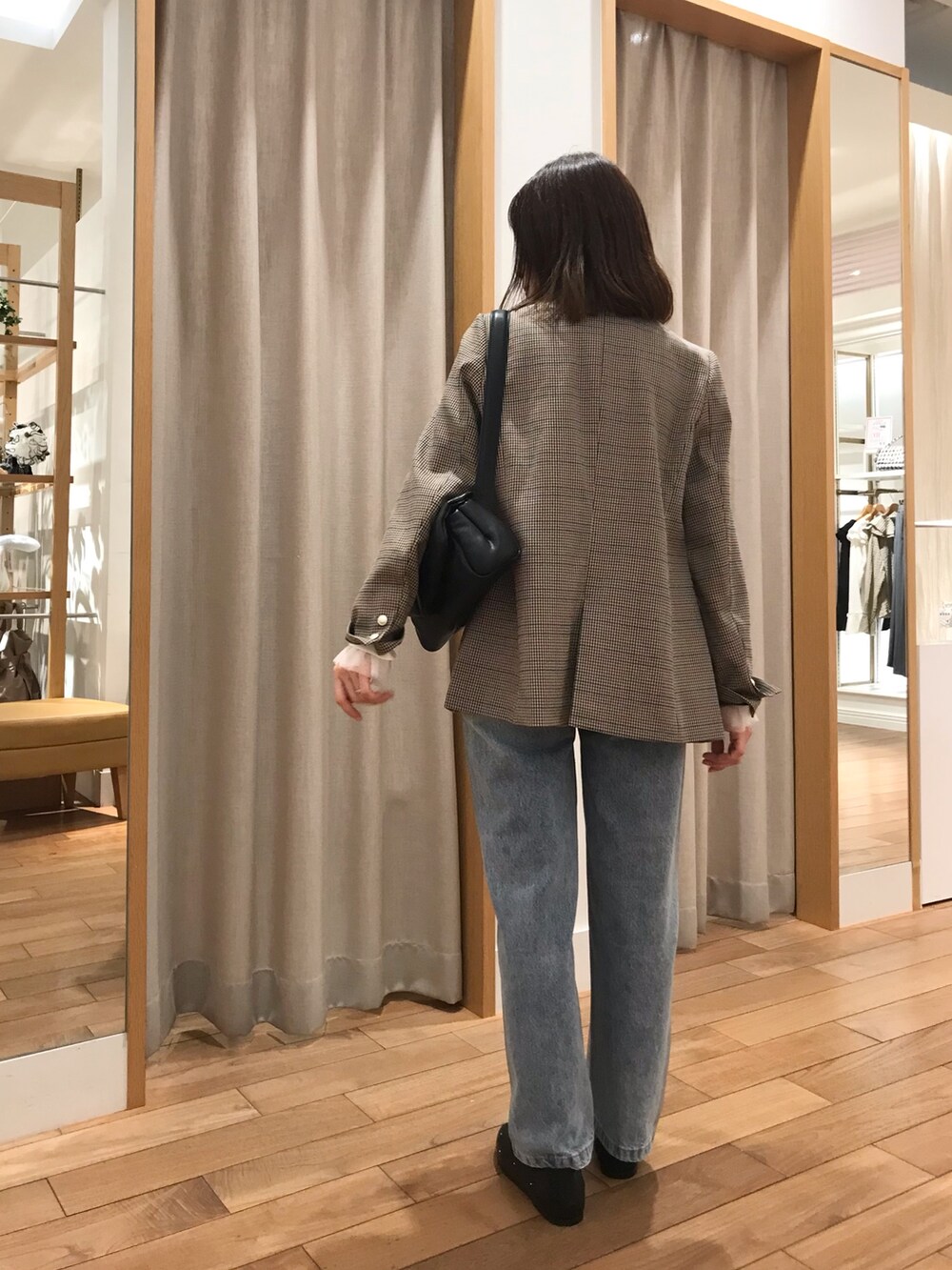 「チェック、レイヤードスタイル、シアートップス、休日スタイル、秋コーデ、デニム、ローファー、ショルダーバッグ、秋のコーデ、おでかけコーデ、秋色、秋、秋冬コーデ、ミニバッグ」｜「fredy emueの箔プリントラインデニムパンツ（デニムパンツ、ブルー系）」を使った、Wajikiさん（レディース・157cm）の秋コーディネートの2枚目の写真