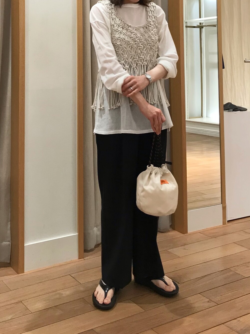 ホワイト系のシャツ/ブラウス、ホワイト系のTシャツ/カットソー、ブラック系のサンダルを着用したレディースの春コーディネートの3枚目の写真