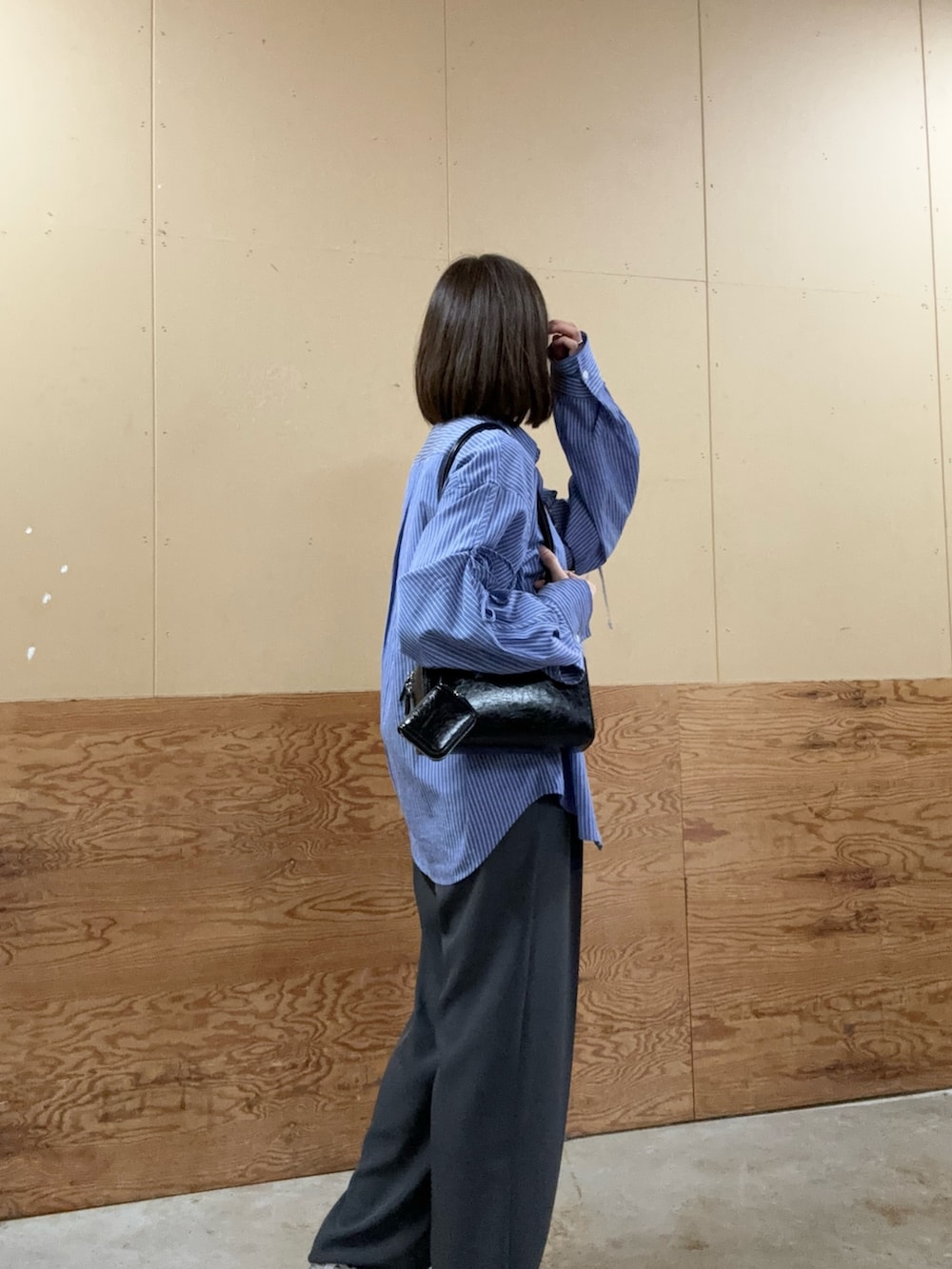 「春めき満開コーデ、春コーデ、大人カジュアル、メガネ女子、ストライプシャツ、休日スタイル、スニーカー、お出かけコーデ、ショルダーバッグ、春服、ゆるコーデ、パンツコーデ、オトナ女子、オトナカジュアル、シンプル」｜「fredy emueのとろみツイルタックスラックス【レングス長め丈あり】（スラックス、グレー系）」を使った、Wajikiさん（レディース・157cm）の春コーディネートの3枚目の写真