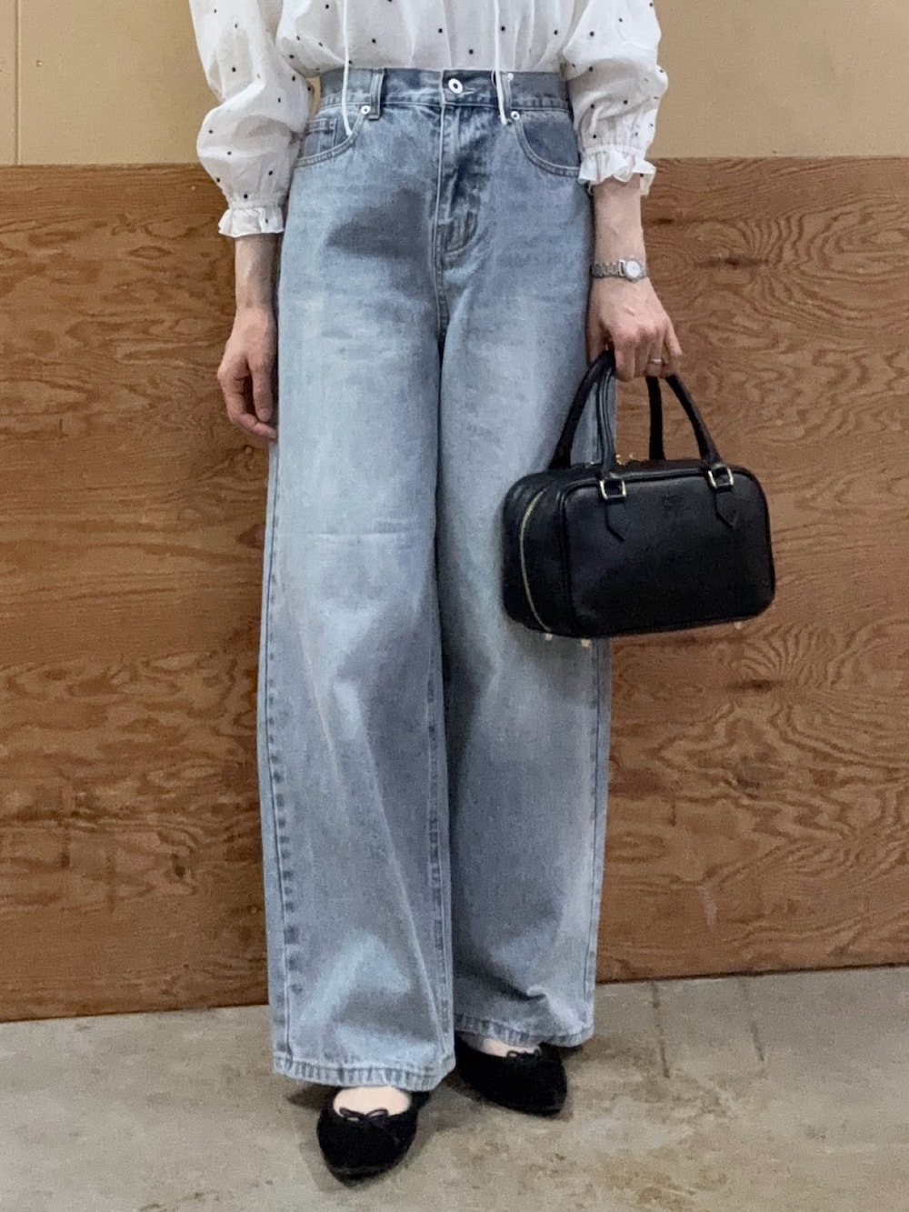 「ショルダーバッグ、休日スタイル、お出かけコーデ、大人カジュアル、春夏コーデ、シンプルコーデ、ootd、シャツスタイル、キレイめ、オトナカジュアル、大人女子、ホワイト、ブラウス×デニム、シャツ/ブラウス、オトナカワイイ」｜「fredy emueのドット刺繍フリルカラーブラウス（シャツ/ブラウス、ホワイト系）」を使った、Wajikiさん（レディース・157cm）の春コーディネートの4枚目の写真