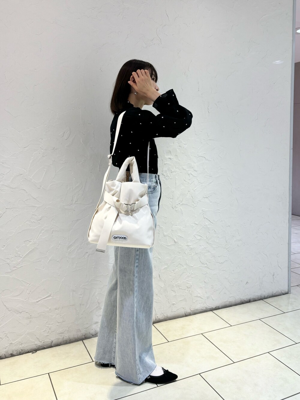 「春色、今日のコーデ、春先取り、オトナ女子、春服コーデ、大人かわいい、休日スタイル、春服、フリルブラウス、きれいめコーディネート、レディースファッション、シアートップス、デイリーカジュアル、シャツスタイル、オトナカジュアル」｜「fredy emueの【OUTDOOR PRODUCTS /アウトドアプロダクツ】2wayベルトトートバックS（ショルダーバッグ、ホワイト系）」を使った、Wajikiさん（レディース・157cm）の冬コーディネートの3枚目の写真