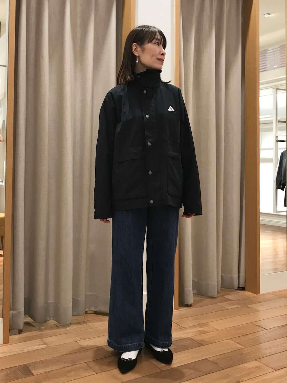 「冬コーデ、きれいめカジュアル、お出かけコーデ、冬アウター、デニム、秋服コーデ、大人かわいい、着回しコーデ、大人女子、秋服、ootd、リラックススタイル、オトナカワイイ、冬、今日のコーデ」｜「fredy emueのセミワイドデニムパンツ（デニムパンツ、ブルー系）」を使った、Wajikiさん（レディース・157cm）の秋コーディネートの5枚目の写真