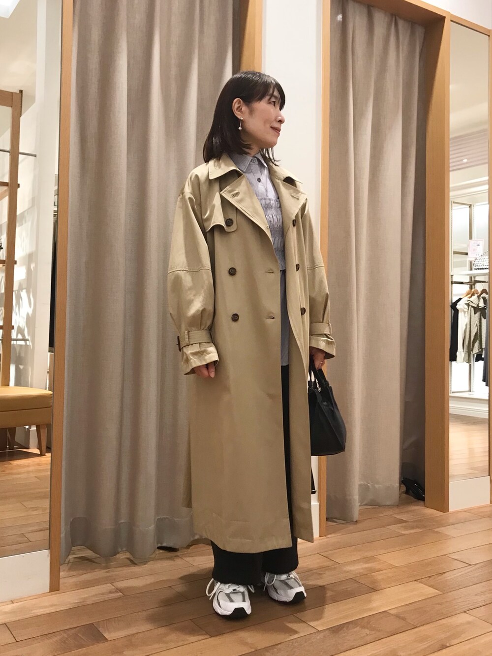 「レイヤードスタイル、ショルダーバッグ、休日スタイル、スニーカー、秋コーデ、シャツスタイル、秋先取りコーデ、大人女子、オトナカワイイ、シンプルコーデ、レイヤード、秋服準備はじめました、ootd、バッグ」｜「fredy emueのラウンドショルダートートバック（ショルダーバッグ、ブラック系）」を使った、Wajikiさん（レディース・157cm）の秋コーディネートの3枚目の写真