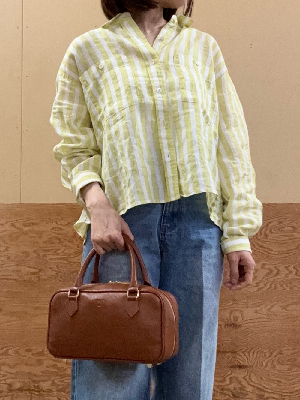 「春色、休日スタイル、スニーカー、お出かけコーデ、大人カジュアル、ストライプシャツ、春夏コーデ、シンプルコーデ、ootd、オトナカワイイ、シャツスタイル、カラーコーデ、キレイめ、イエロー、オトナカジュアル」｜「fredy emueのFRセンタープレスセミワイドデニムパンツ（デニムパンツ、ブルー系）」を使った、Wajikiさん（レディース・157cm）の春コーディネートの4枚目の写真