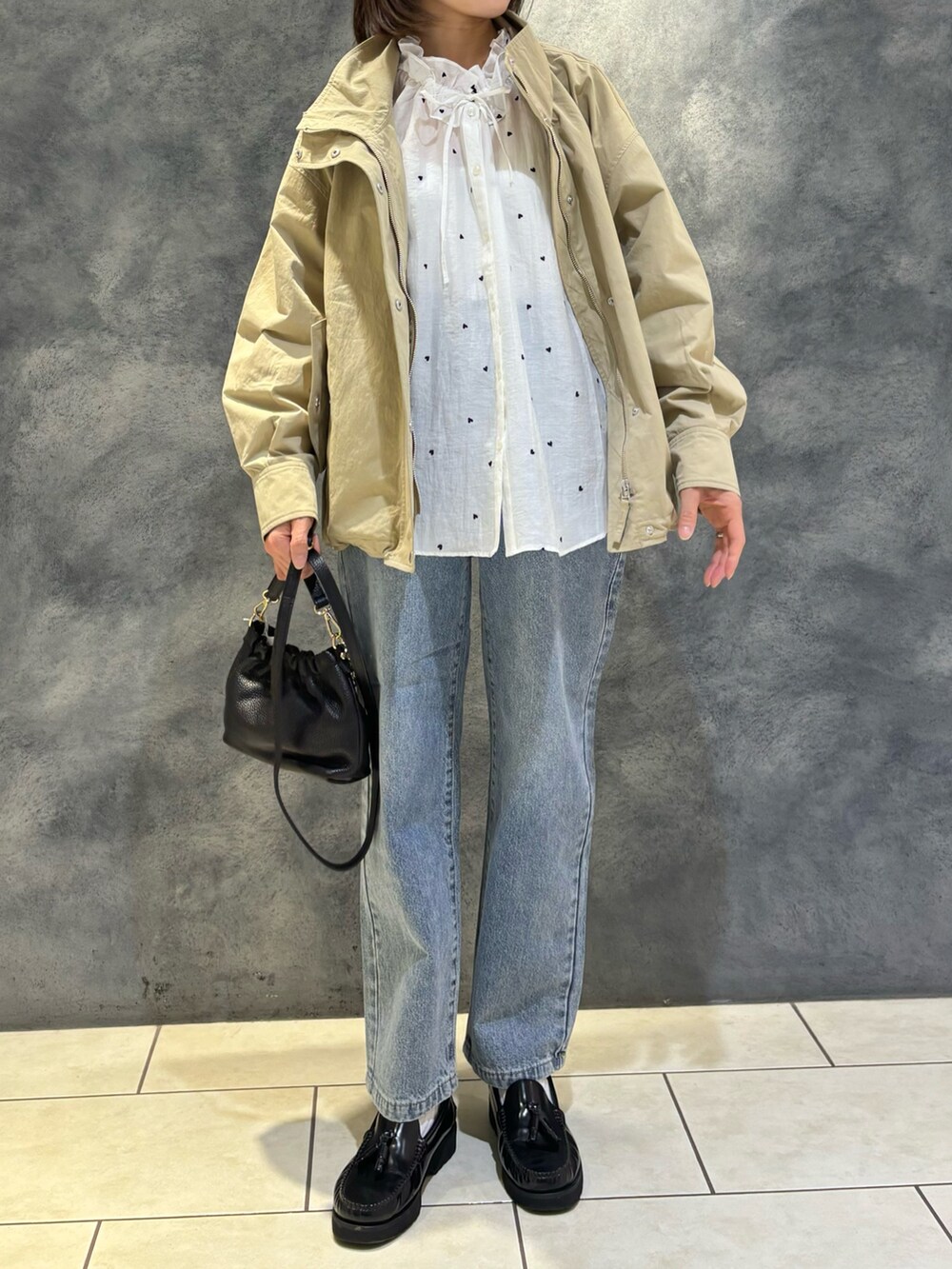 「今日のコーデ、シンプルスタイル、お出かけコーデ、カジュアルスタイル、パンツコーデ、ootd、大人コーデ、休日スタイル、おでかけコーデ、大人かわいい、ジャケット/アウター、今日の服、大人ファッション、ゆるコーデ、初春コーデ」｜「fredy emueのミドル丈スタンドZIPブルゾン（ブルゾン、ベージュ系）」を使った、Wajikiさん（レディース・157cm）の冬コーディネートの4枚目の写真