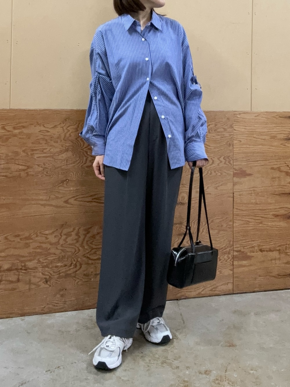 「春めき満開コーデ、春コーデ、大人カジュアル、メガネ女子、ストライプシャツ、休日スタイル、スニーカー、お出かけコーデ、ショルダーバッグ、春服、ゆるコーデ、パンツコーデ、オトナ女子、オトナカジュアル、シンプル」｜「fredy emueのとろみツイルタックスラックス【レングス長め丈あり】（スラックス、グレー系）」を使った、Wajikiさん（レディース・157cm）の春コーディネートの4枚目の写真
