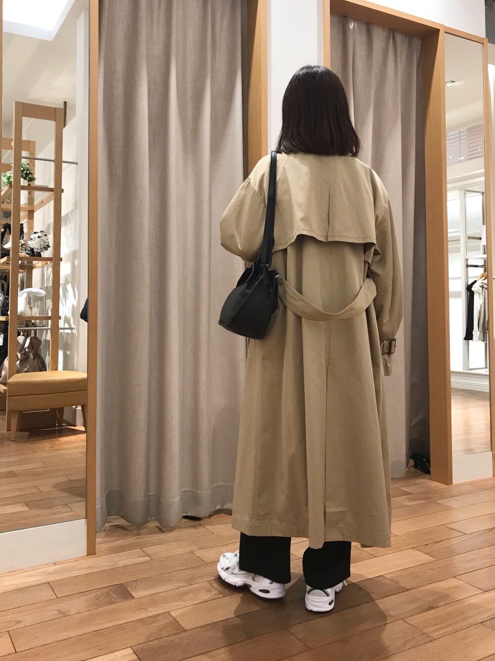 「レイヤードスタイル、ショルダーバッグ、休日スタイル、スニーカー、秋コーデ、シャツスタイル、秋先取りコーデ、大人女子、オトナカワイイ、シンプルコーデ、レイヤード、秋服準備はじめました、ootd、バッグ」｜「fredy emueのラウンドショルダートートバック（ショルダーバッグ、ブラック系）」を使った、Wajikiさん（レディース・157cm）の秋コーディネートの2枚目の写真