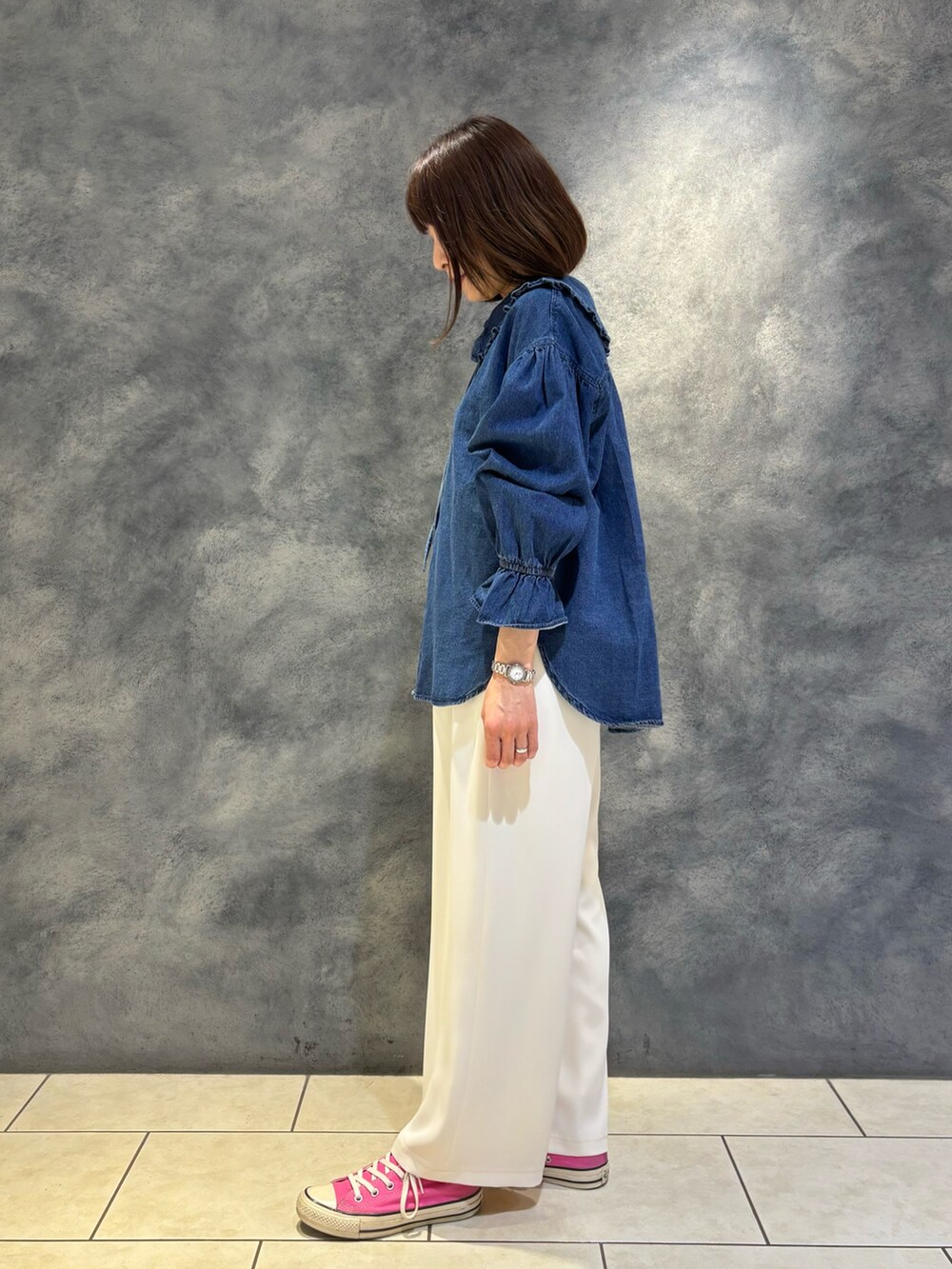 「休日スタイル、パンツコーデ、春服、楽チンコーデ、ラクチンコーデ、スニーカー女子、オトナ女子、春、大人女子、春夏コーデ、春カラー、キレイめカジュアル、シャツスタイル、オトナカジュアル、今日のコーデ」｜「fredy emueの【新色登場】とろみツイルスラックスイージーパンツ（その他パンツ、ホワイト系）」を使った、Wajikiさん（レディース・157cm）の冬コーディネートの2枚目の写真